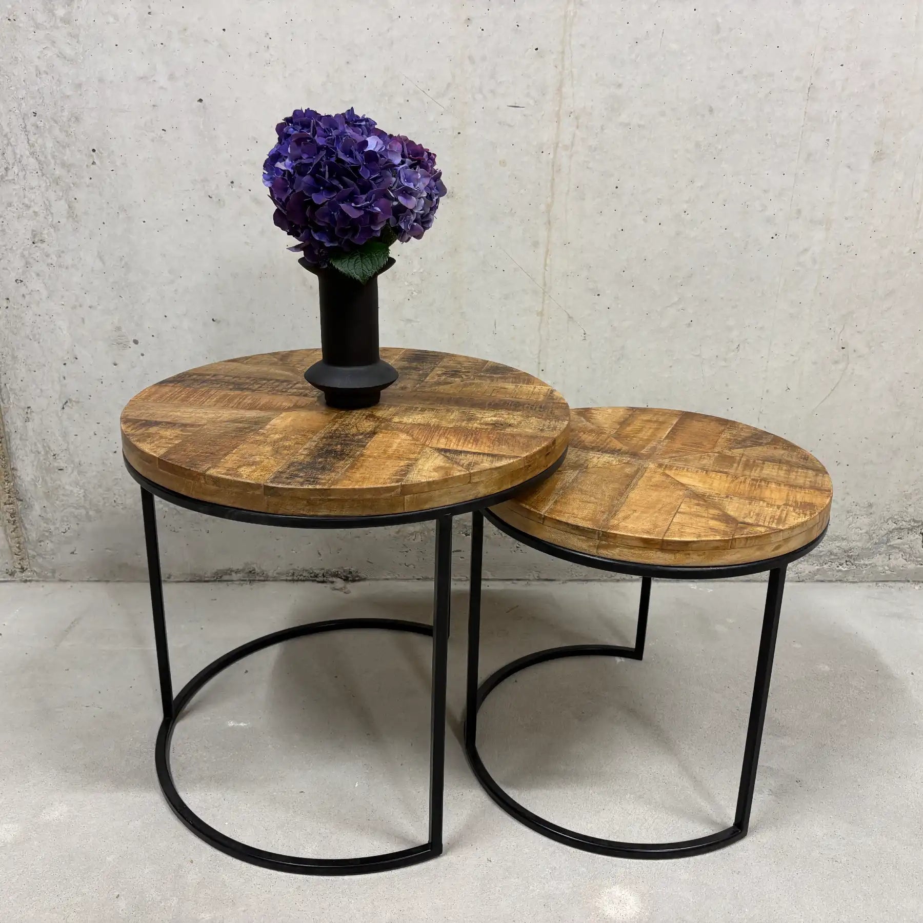 Mango Nesting Tables rund – 2er-Set Couchtische mit Stahlgestell