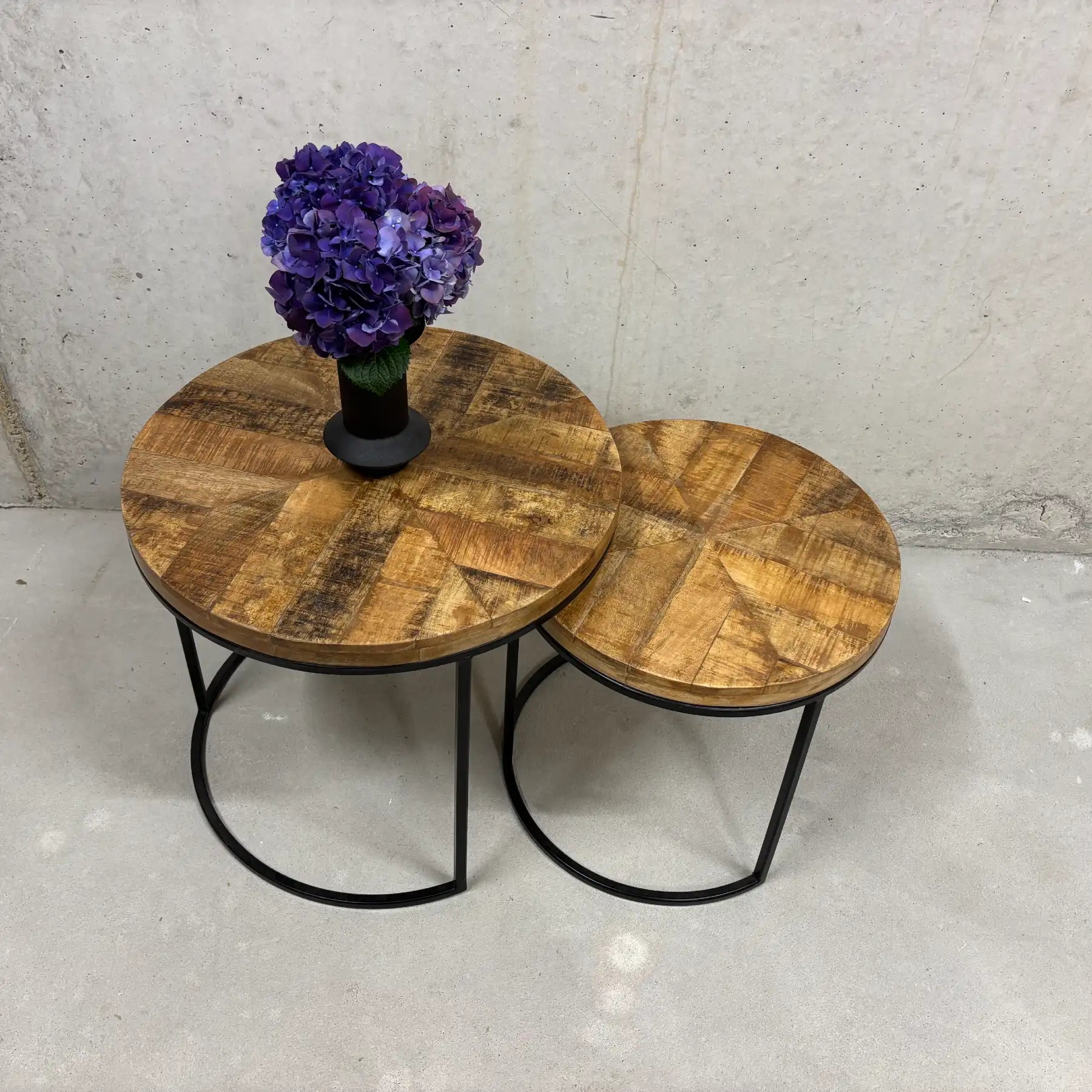 Mango Nesting Tables rund – 2er-Set Couchtische mit Stahlgestell