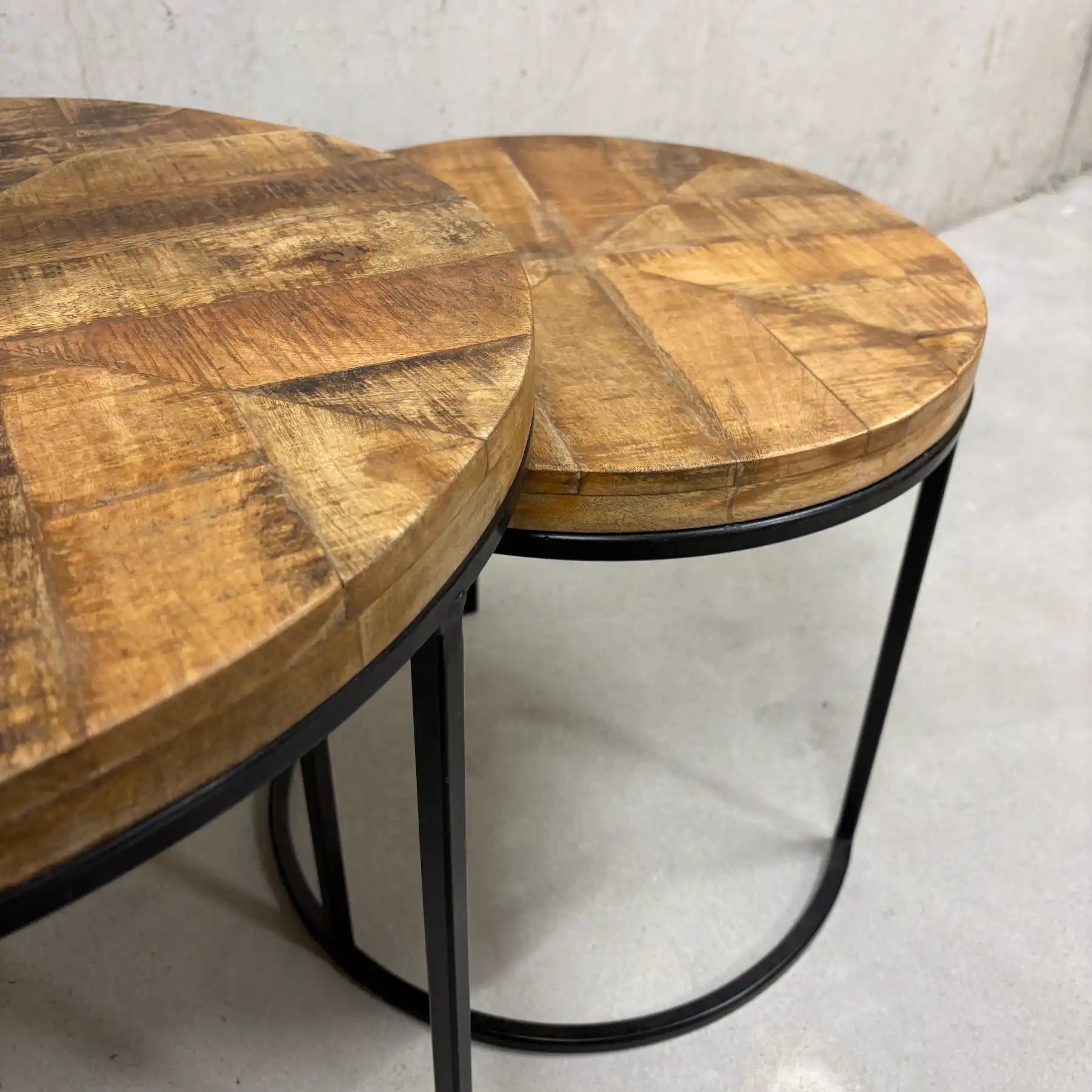 Mango Nesting Tables rund – 2er-Set Couchtische mit Stahlgestell