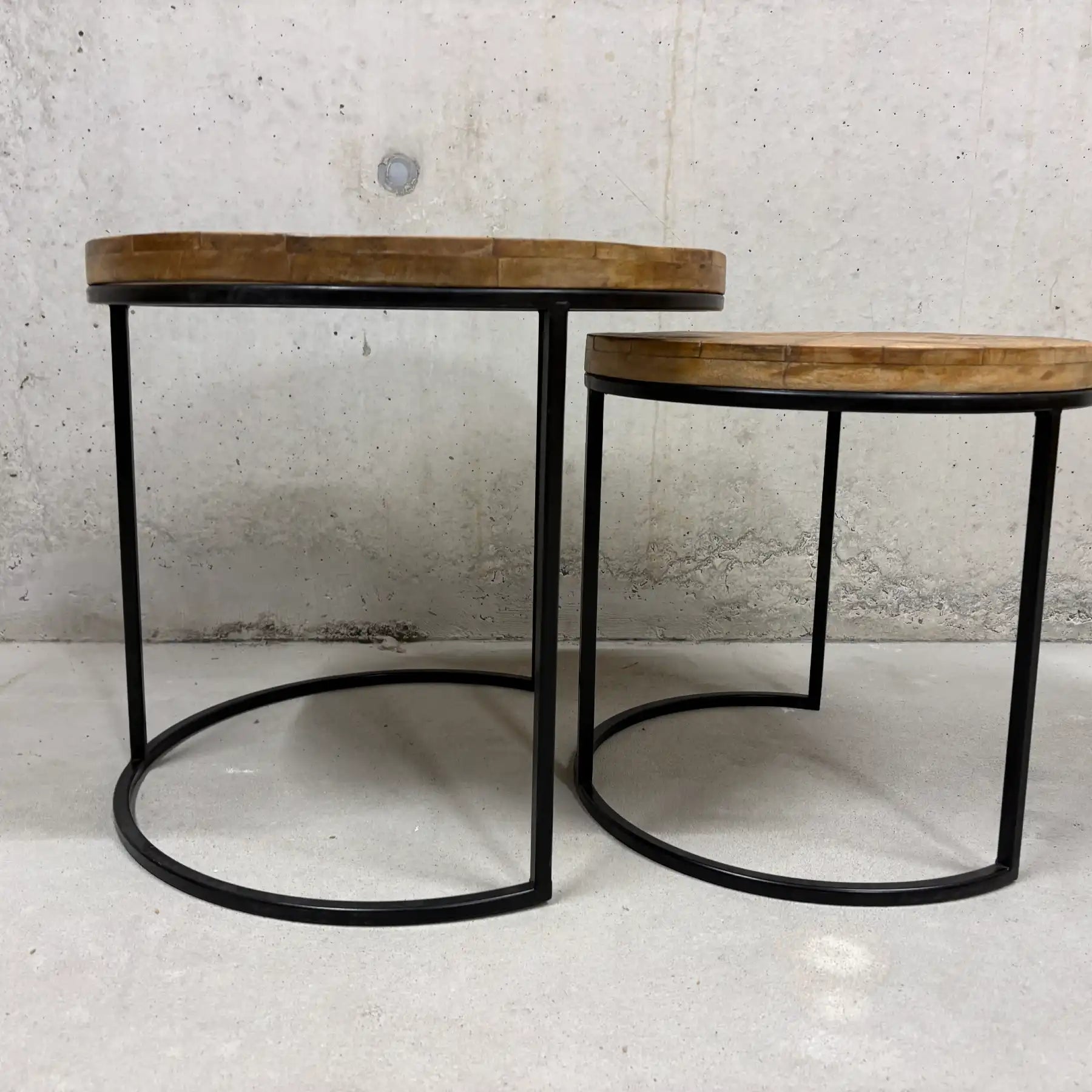 Mango Nesting Tables rund – 2er-Set Couchtische mit Stahlgestell