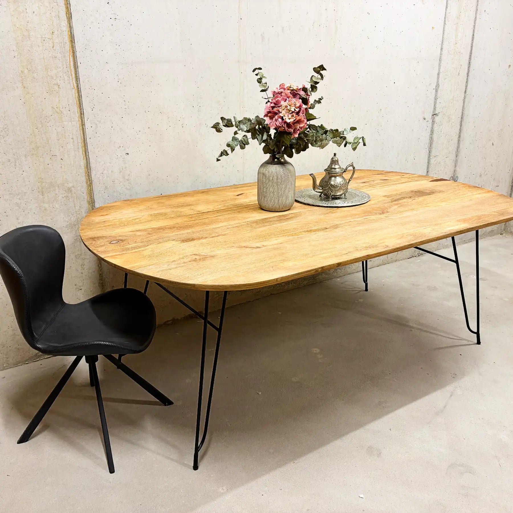 Mango Esstisch 200 cm – Bootsform mit Schweizer Kante & Stahlbeinen