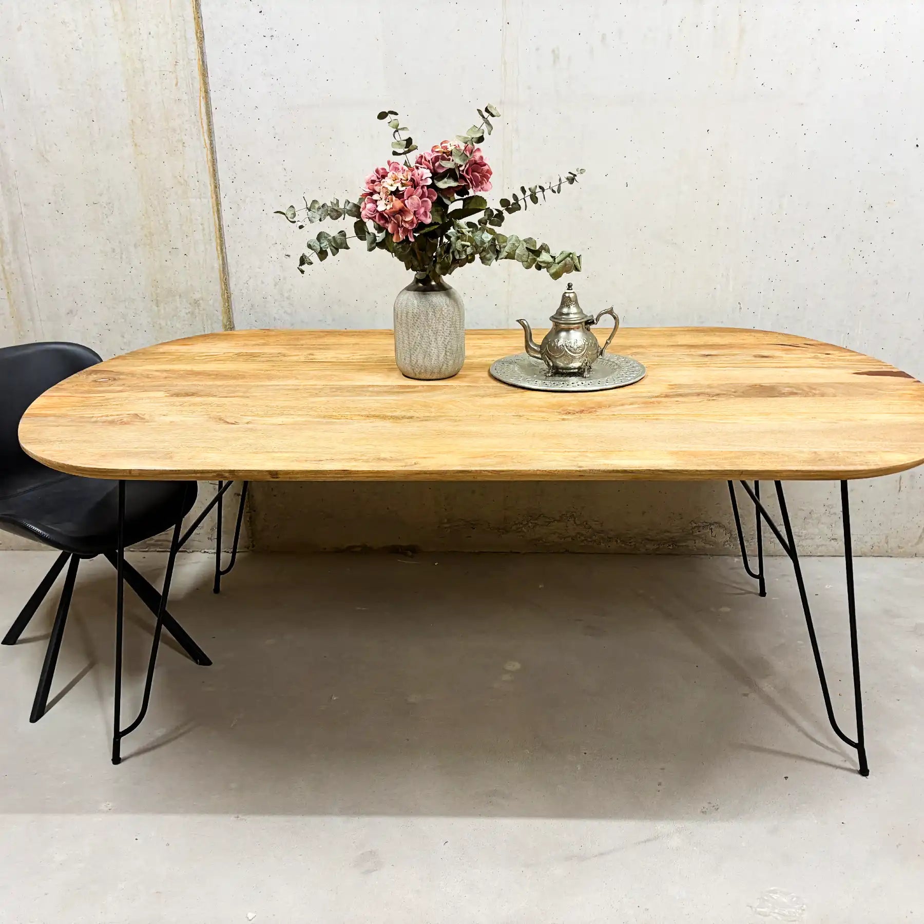 Mango Esstisch 200 cm – Bootsform mit Schweizer Kante & Stahlbeinen