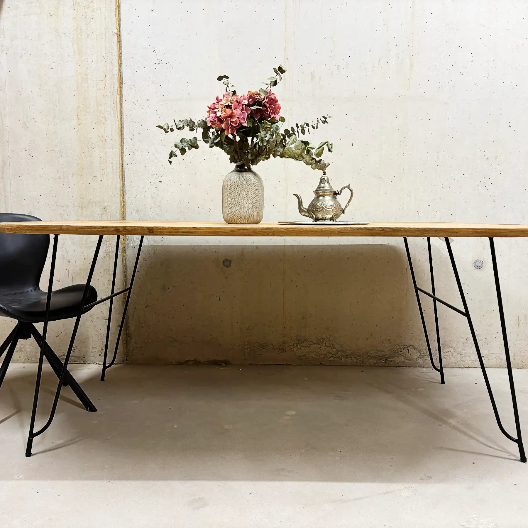 Mango Esstisch 200 cm – Bootsform mit Schweizer Kante & Stahlbeinen