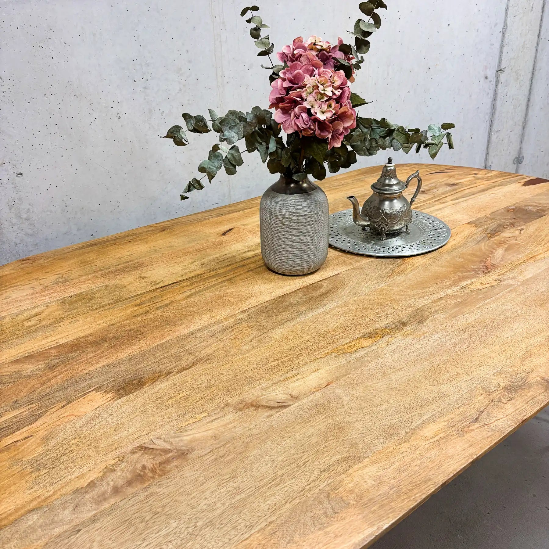 Mango Esstisch 200 cm – Bootsform mit Schweizer Kante & Stahlbeinen