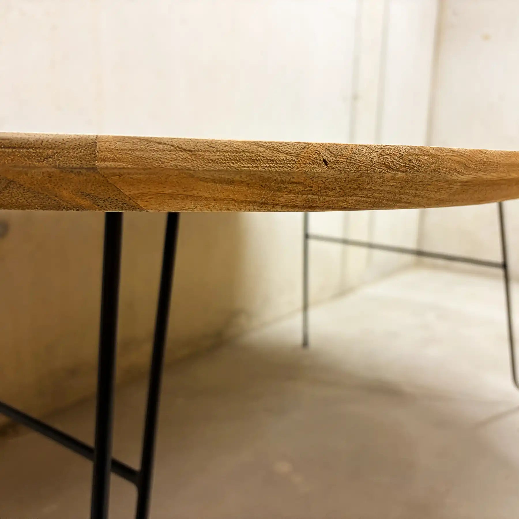 Mango Esstisch 200 cm – Bootsform mit Schweizer Kante & Stahlbeinen