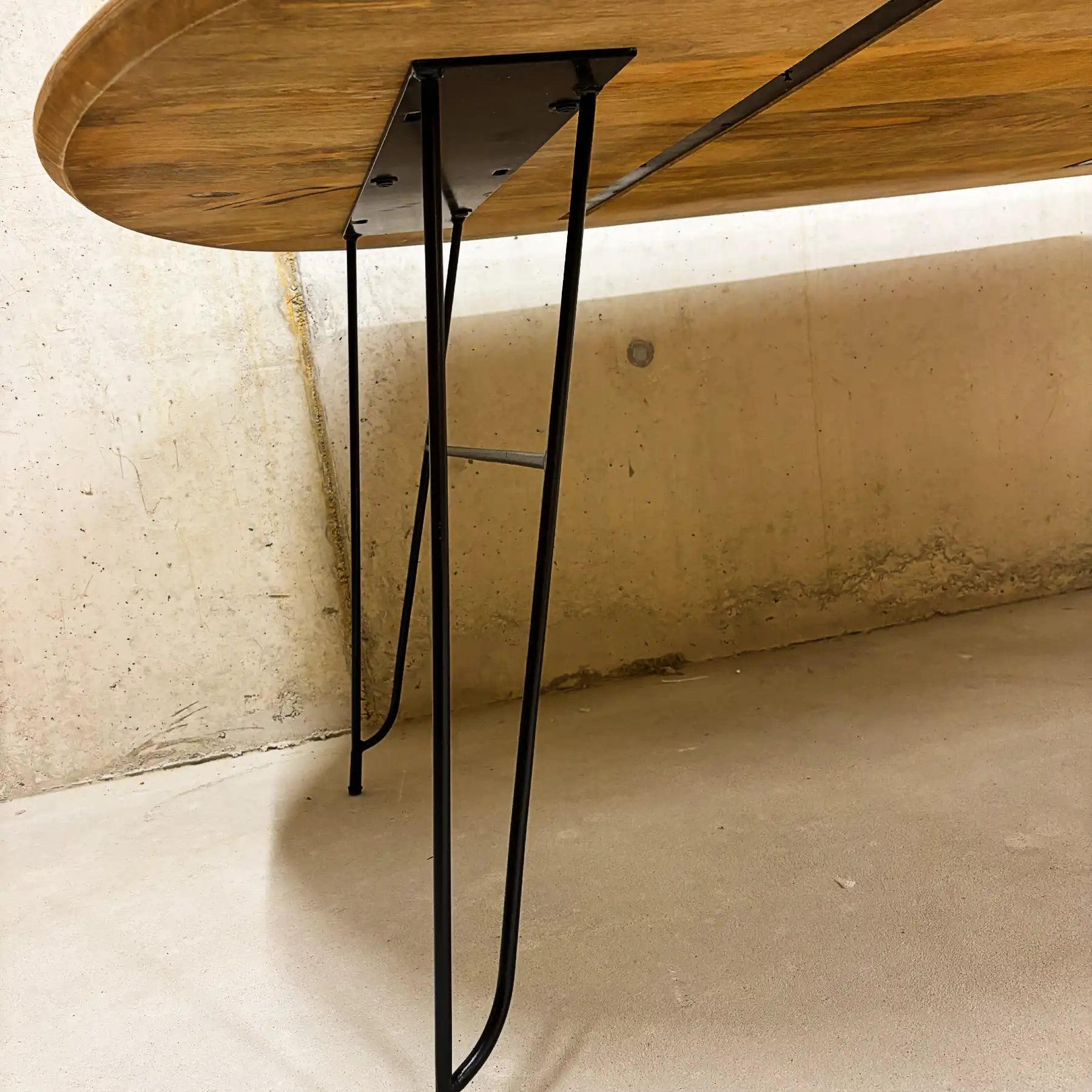 Mango Esstisch 200 cm – Bootsform mit Schweizer Kante & Stahlbeinen