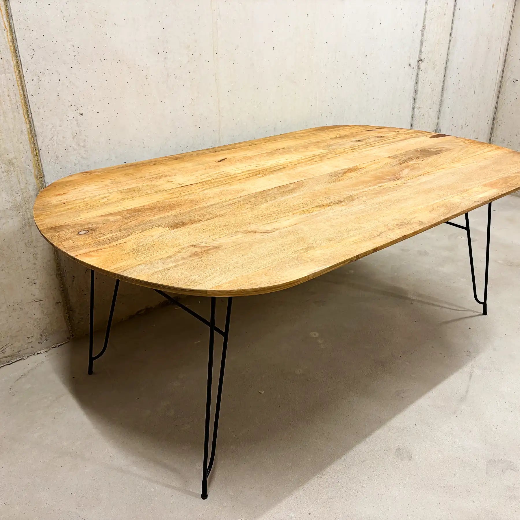 Mango Esstisch 200 cm – Bootsform mit Schweizer Kante & Stahlbeinen