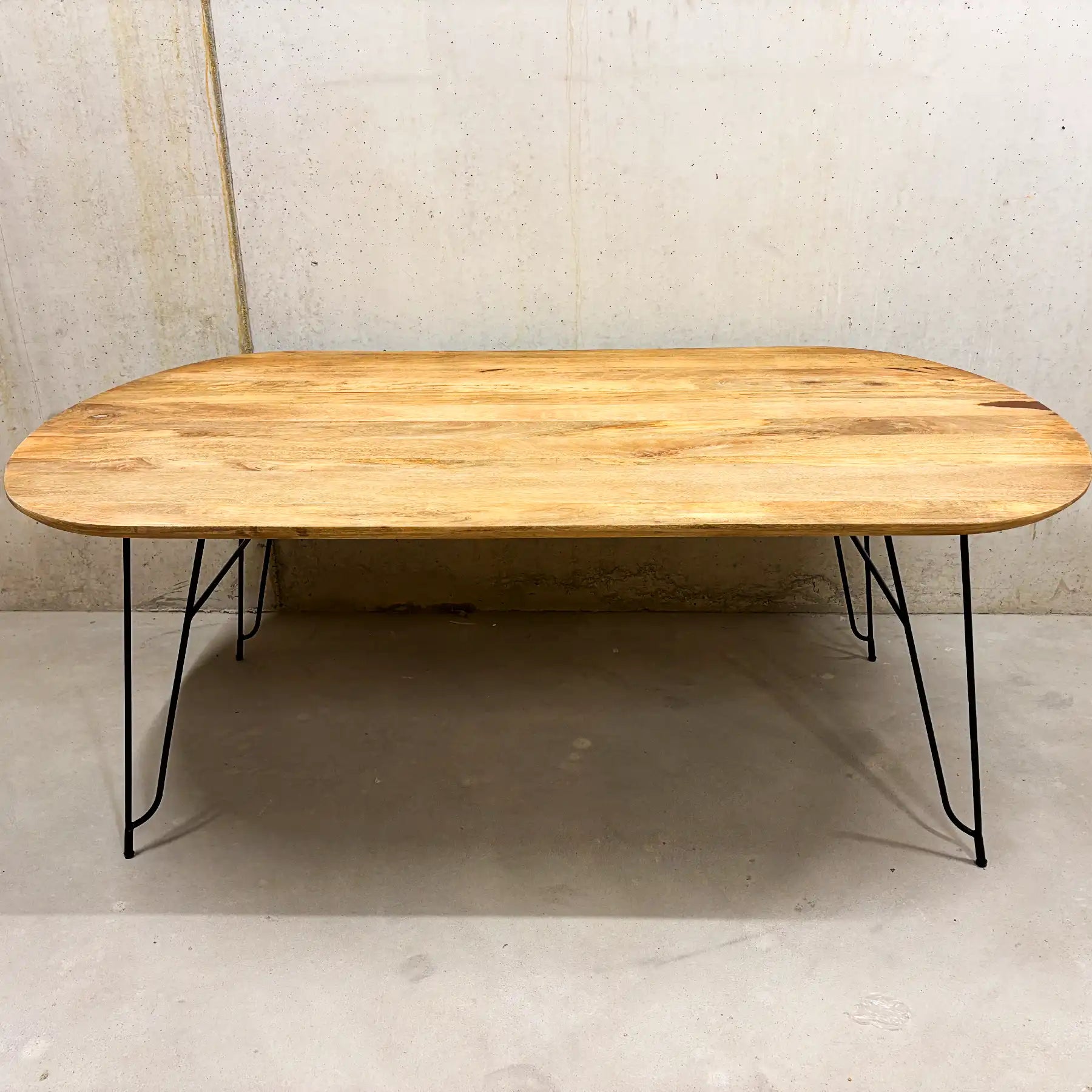 Mango Esstisch 200 cm – Bootsform mit Schweizer Kante & Stahlbeinen