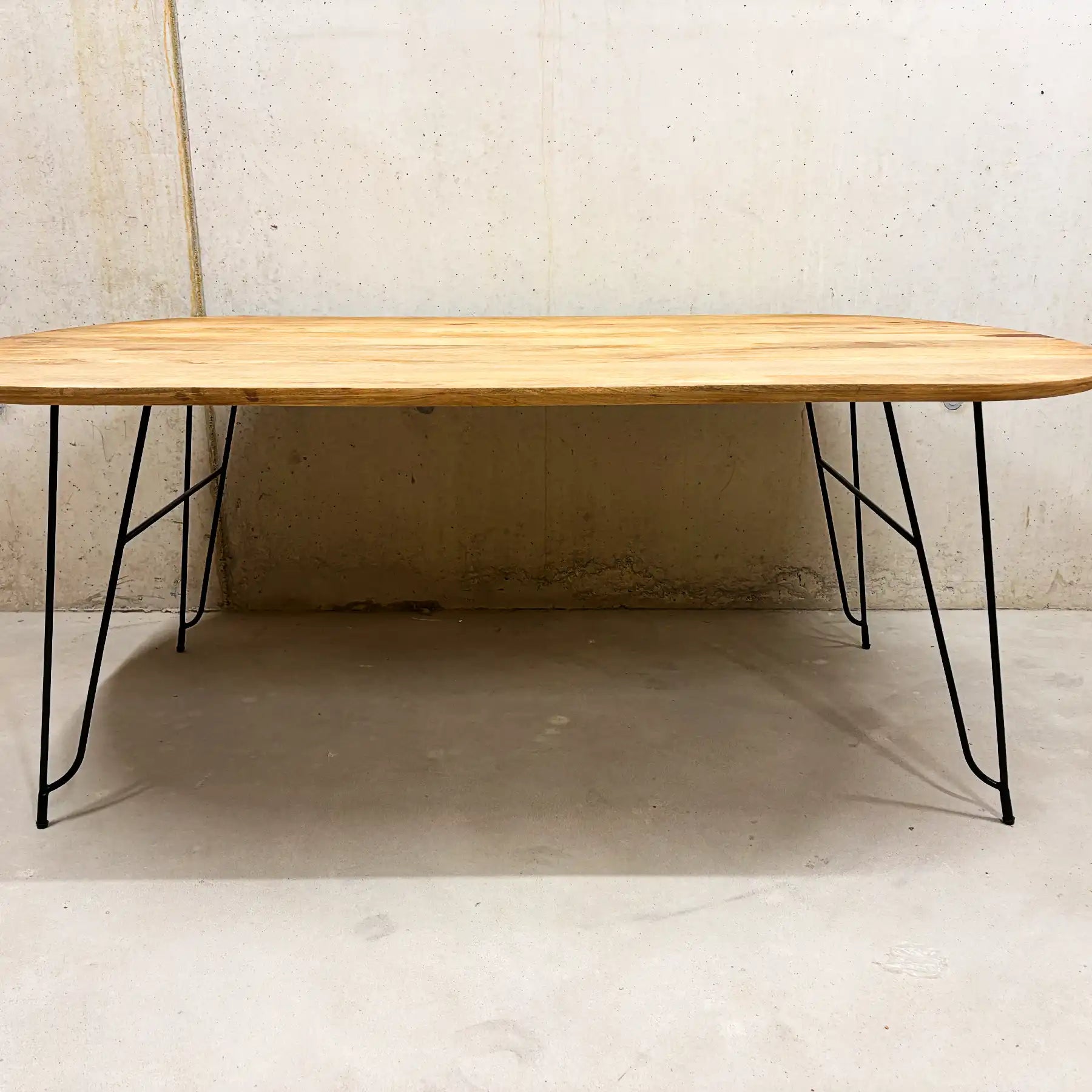 Mango Esstisch 200 cm – Bootsform mit Schweizer Kante & Stahlbeinen