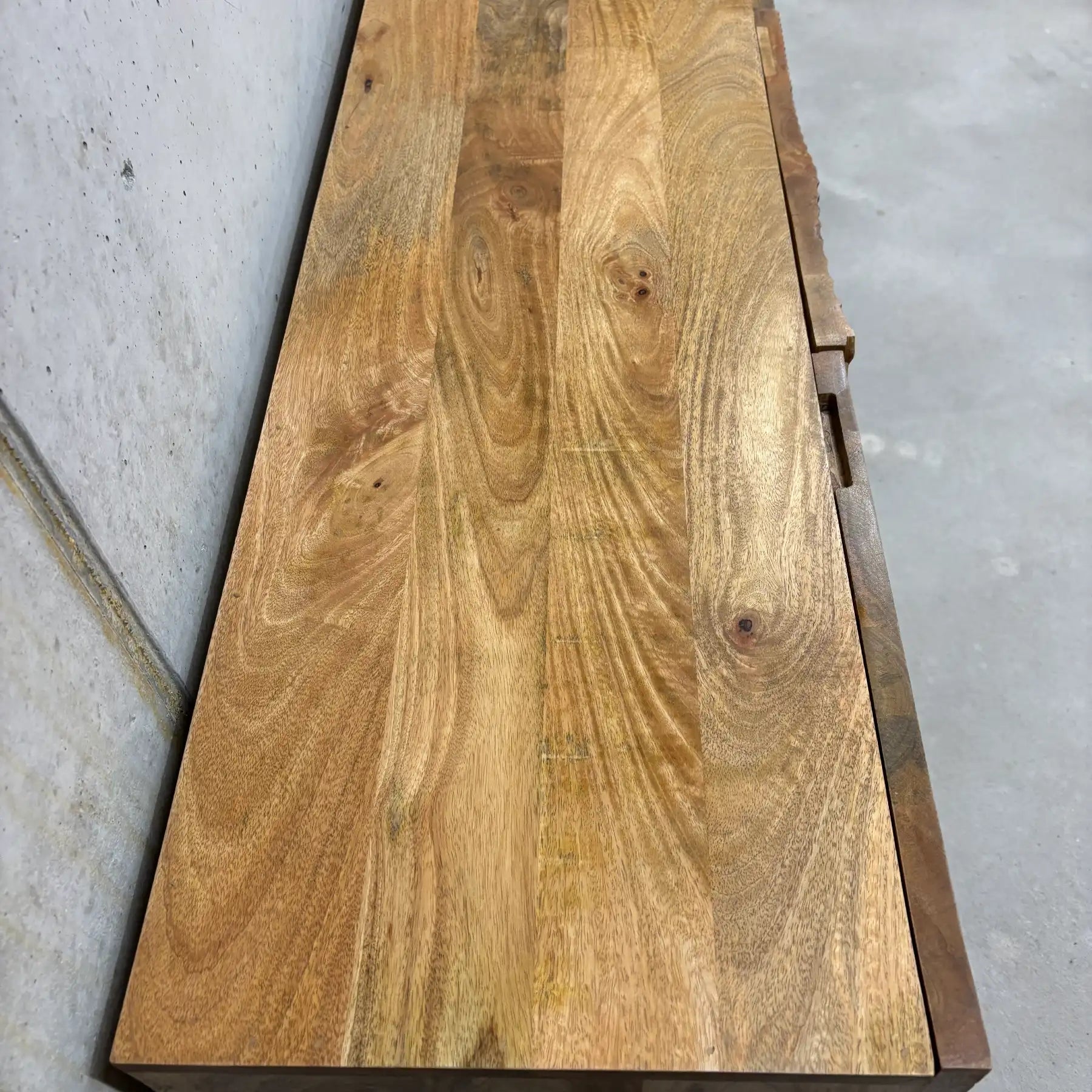 Mango Sideboard 177 cm – Handgefertigtes Sunburst Design mit 4 Türen