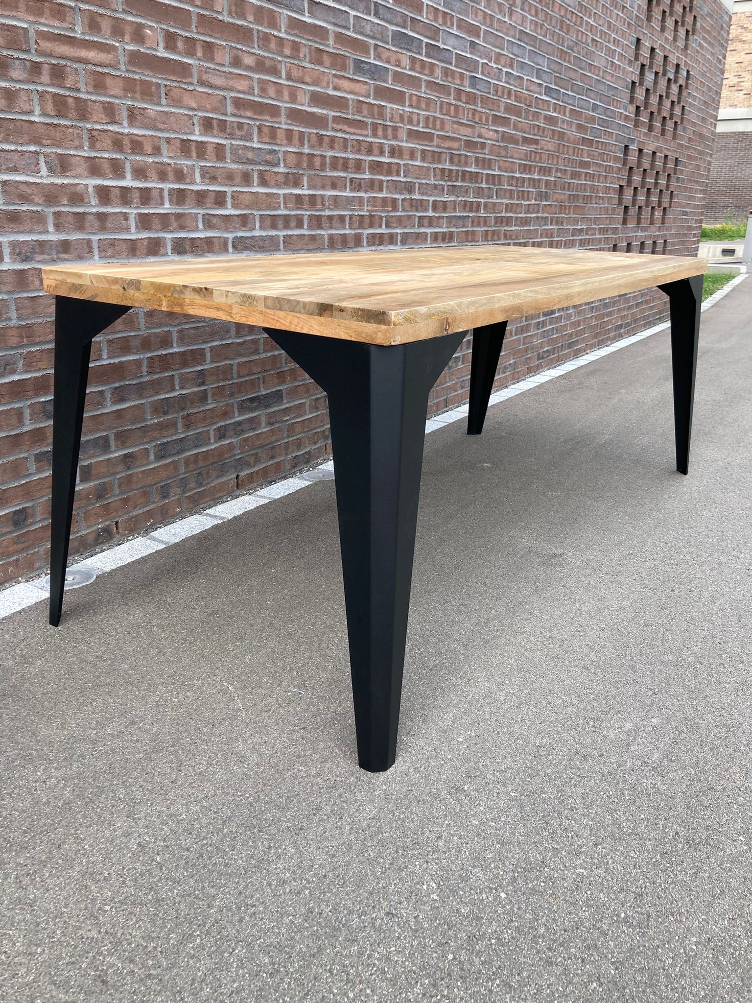 Tischbeine aus Stahl Schwarz – Wing Design | Wild Mango Designs