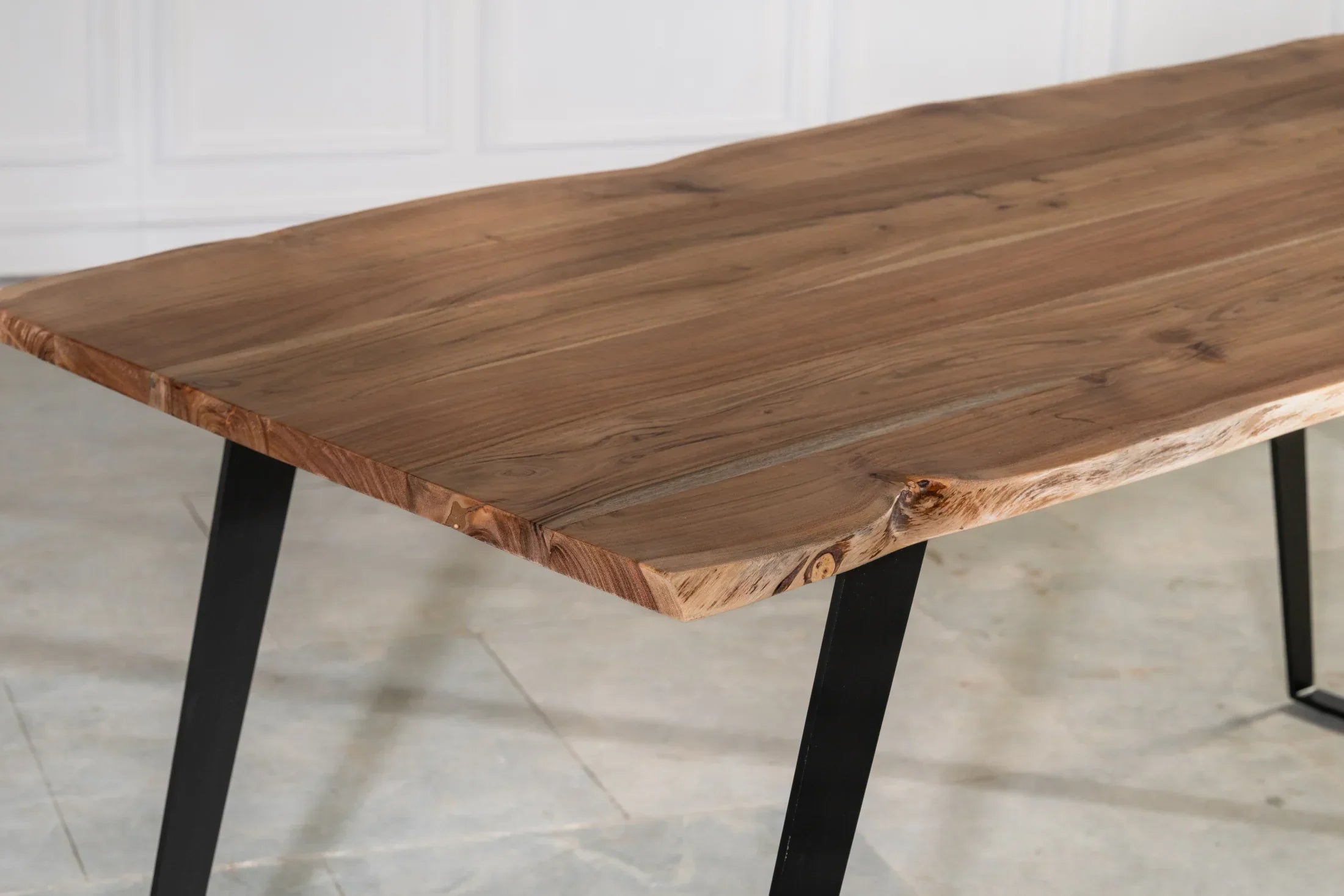 Live Edge Esstisch 180 cm – Schräg U Beine