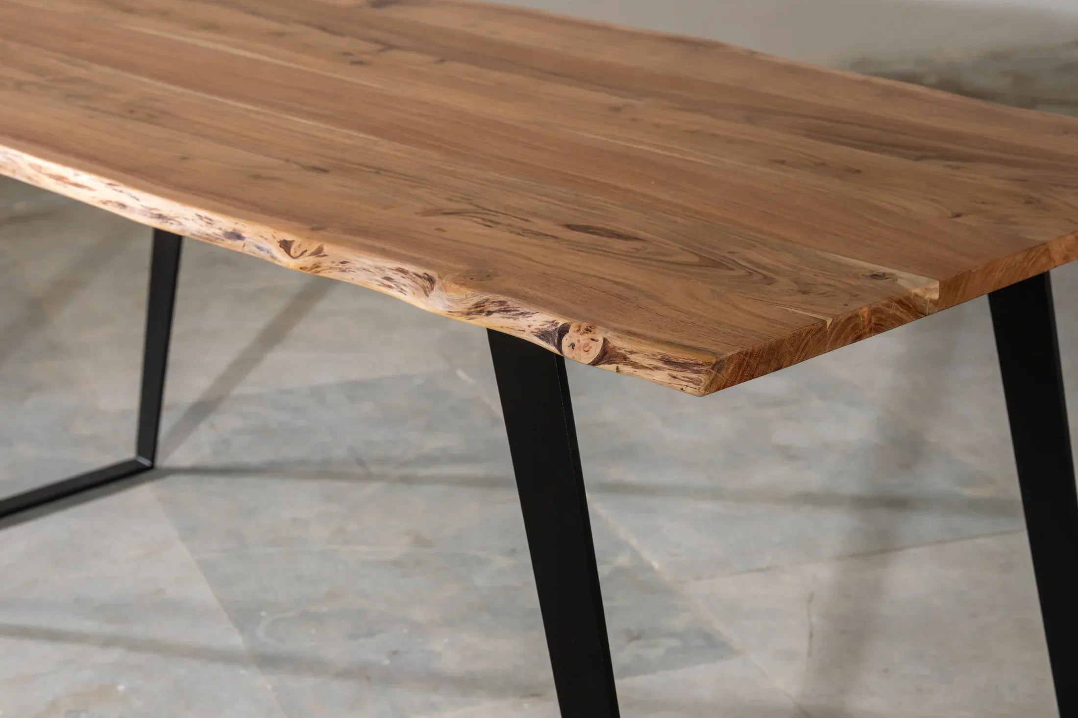 Live Edge Esstisch 180 cm – Schräg U Beine