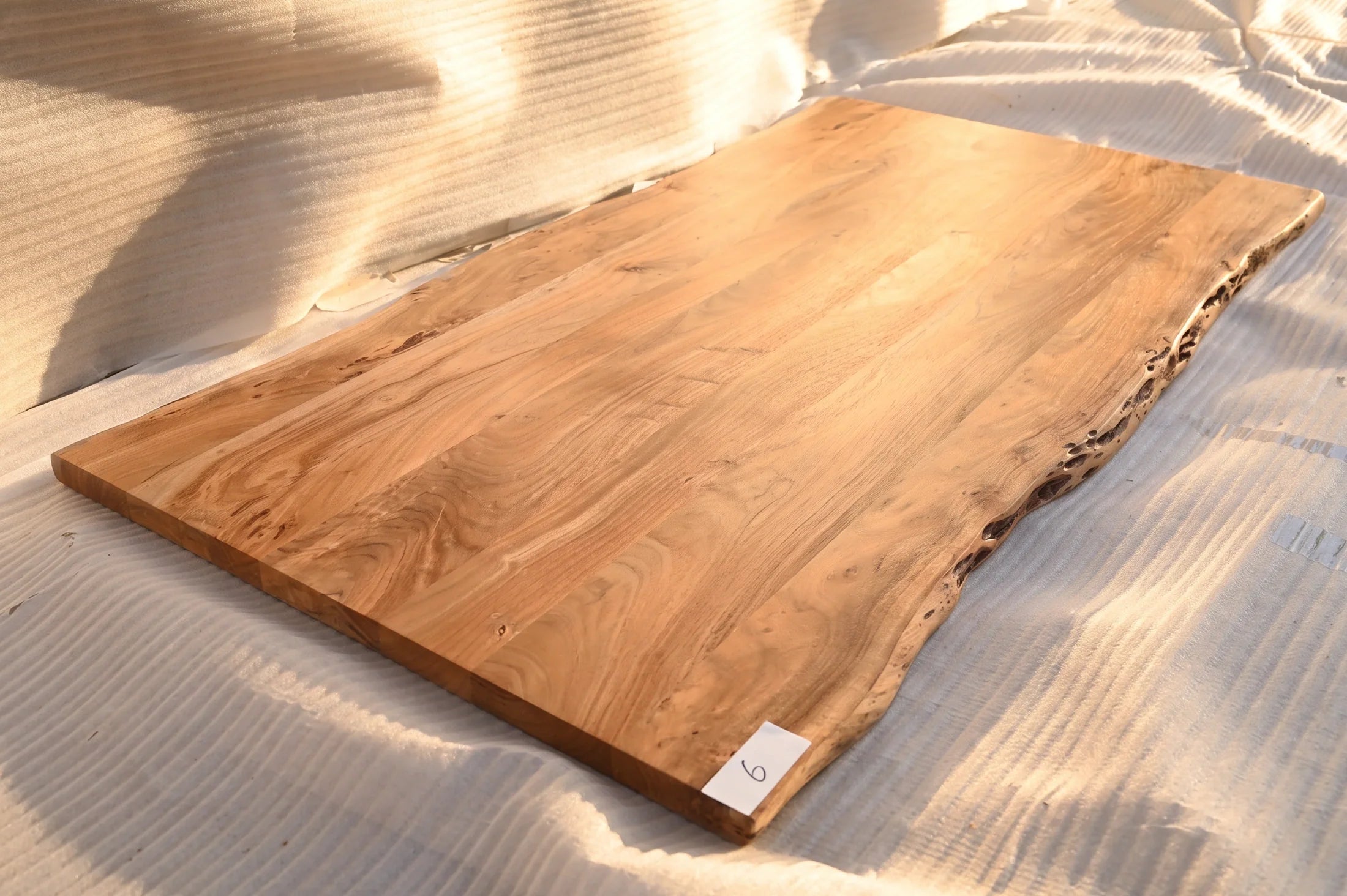 Baumkante Tischplatte Unikat 006 – Akazie 180 cm, Baumkante im Detail #Tischplatte_Unikat 006