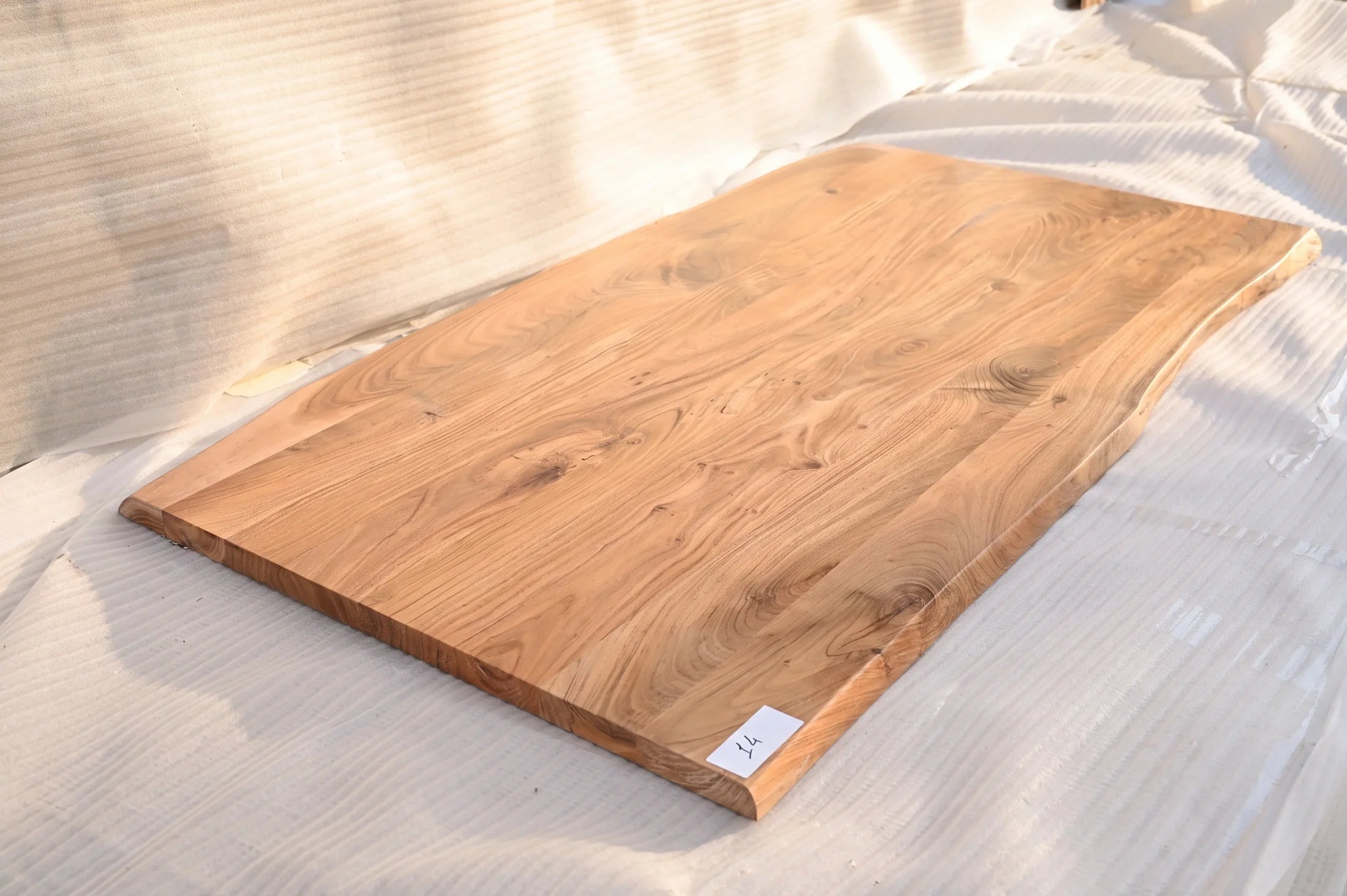 Baumkante Tischplatte Unikat 014 – Akazie 180 cm, Baumkante im Detail #Tischplatte_Unikat 014
