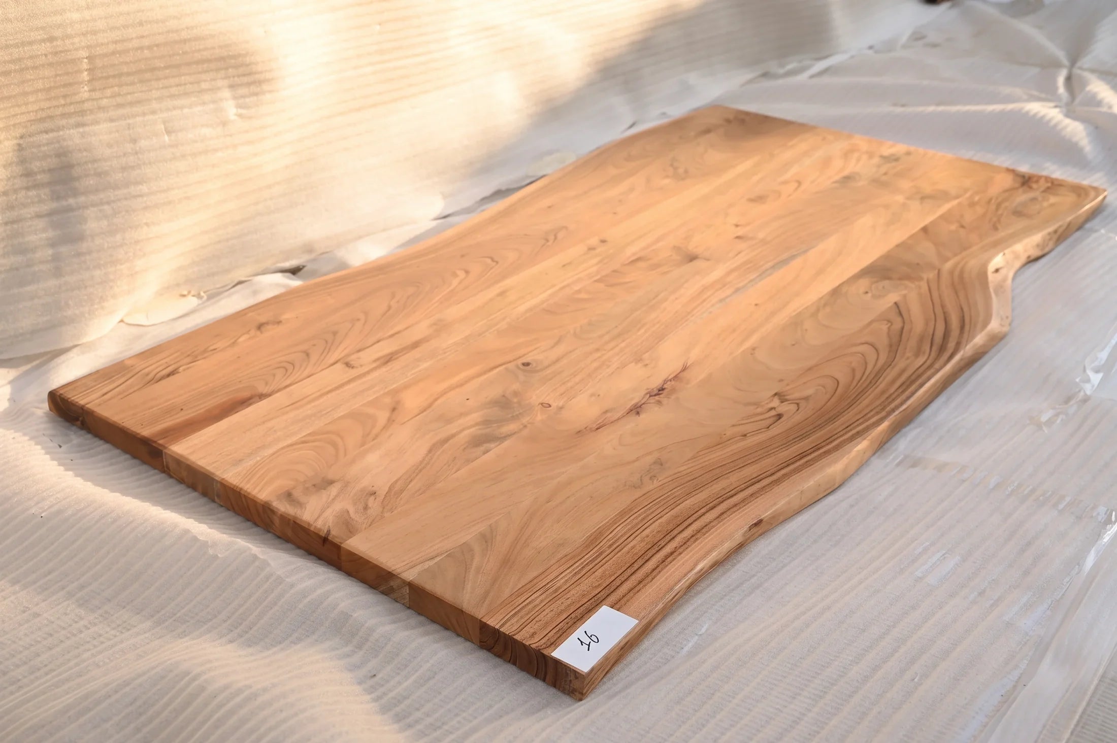 Baumkante Tischplatte Unikat 016 – Akazie 180 cm, Baumkante im Detail #Tischplatte_Unikat 016
