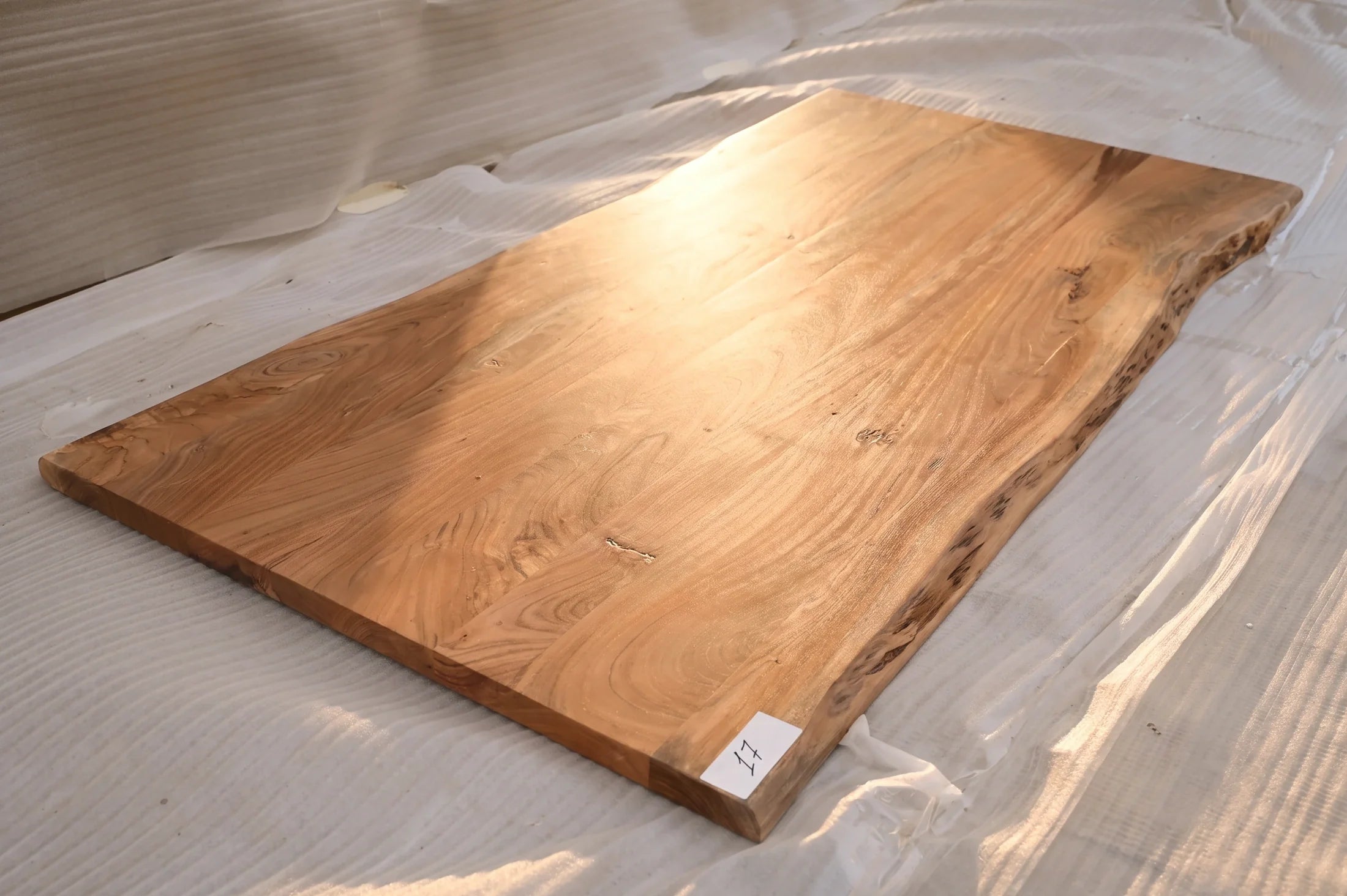 Baumkante Tischplatte Unikat 017 – Akazie 180 cm, Baumkante im Detail #Tischplatte_Unikat 017
