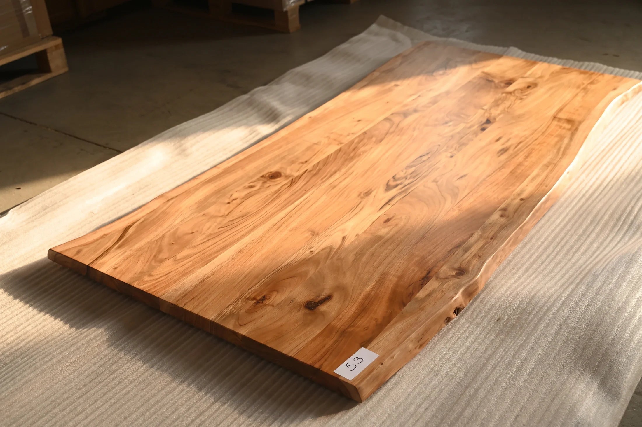 Baumkante Tischplatte Unikat 053 – Akazie 200 cm, Baumkante im Detail #Tischplatte_Unikat 053