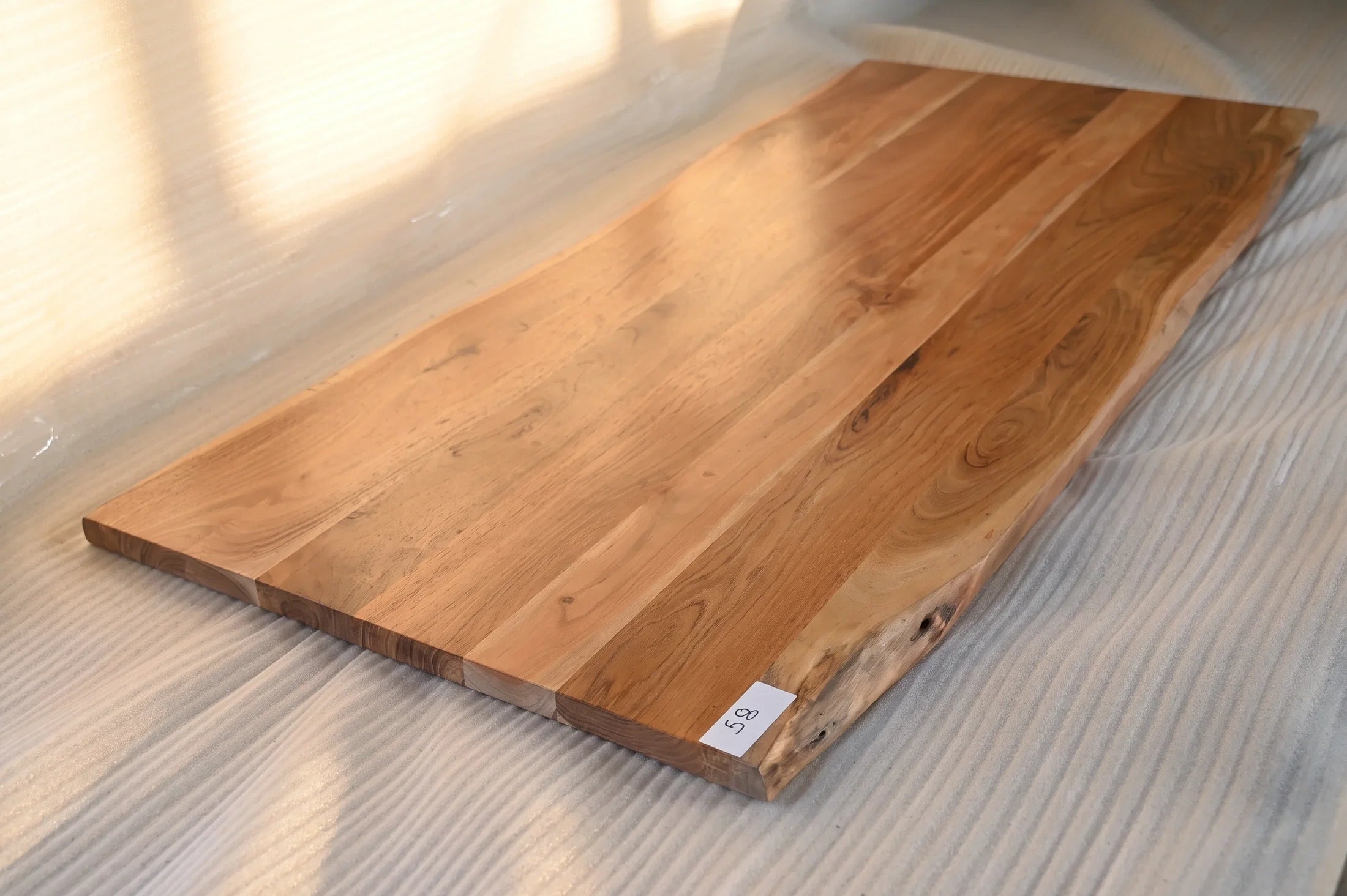 Baumkante Tischplatte Unikat 058 – Akazie 200 cm, Baumkante im Detail #Tischplatte_Unikat 058
