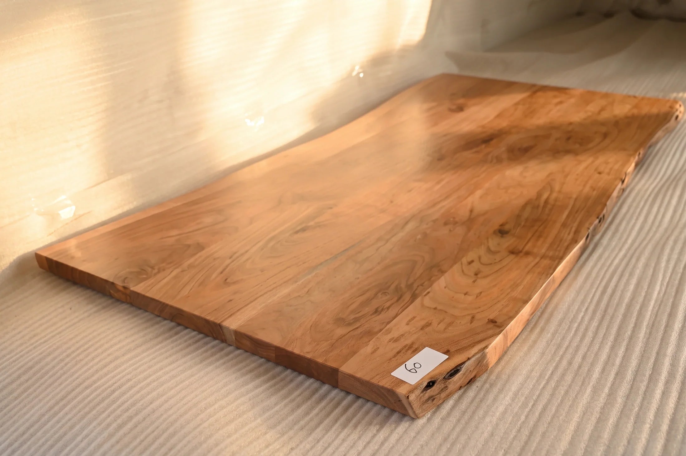 Baumkante Tischplatte Unikat 060 – Akazie 200 cm, Baumkante im Detail #Tischplatte_Unikat 060