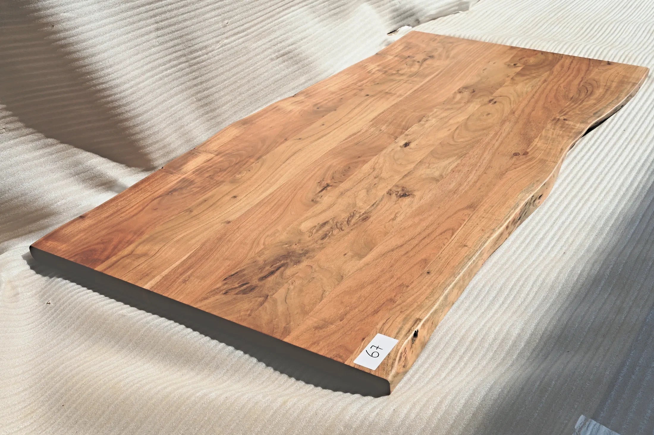 Baumkante Tischplatte Unikat 067 – Akazie 200 cm, Baumkante im Detail #Tischplatte_Unikat 067