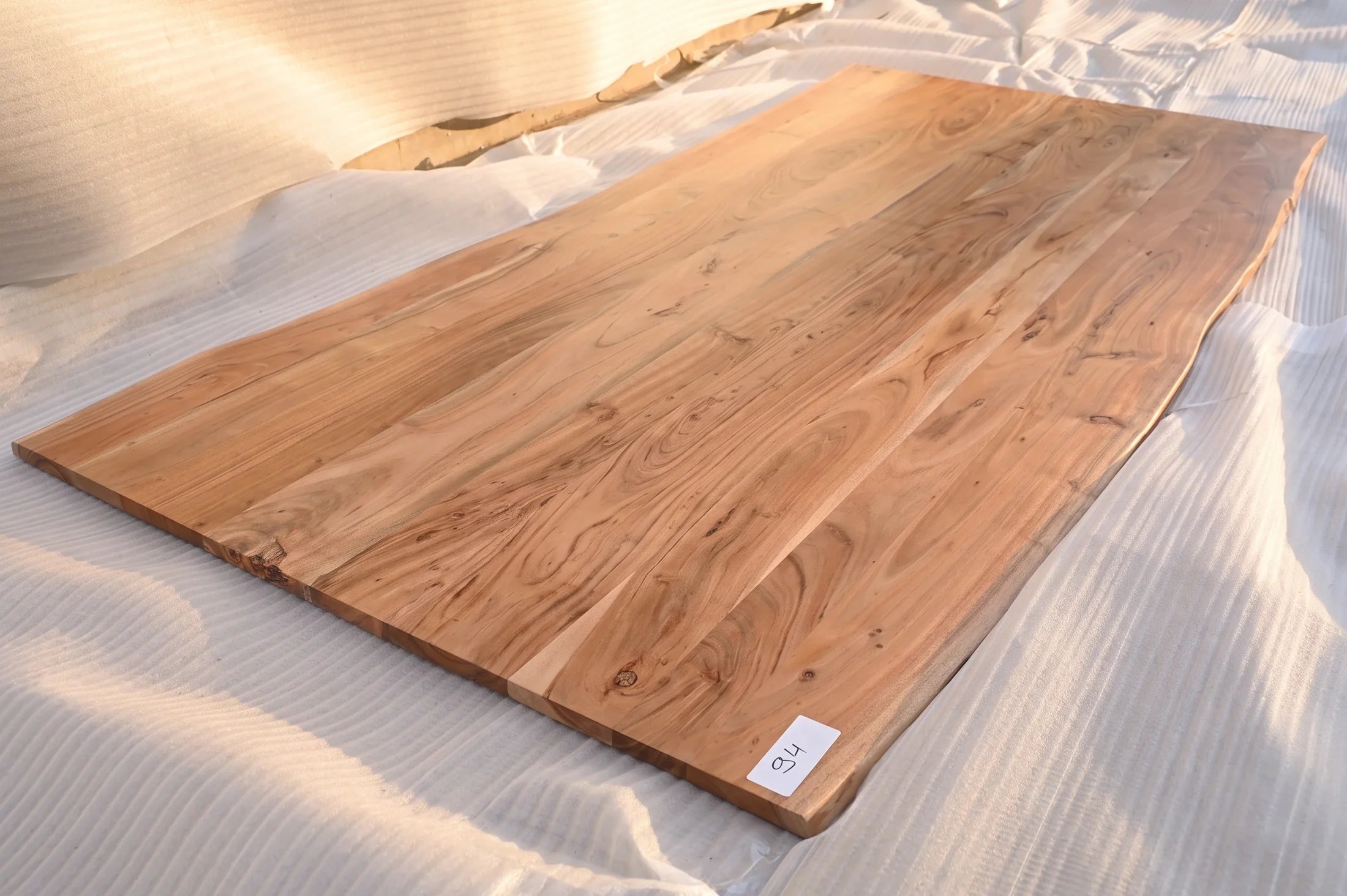 Baumkante Tischplatte Unikat 094 – Akazie 240 cm, Baumkante im Detail #Tischplatte_Unikat 094