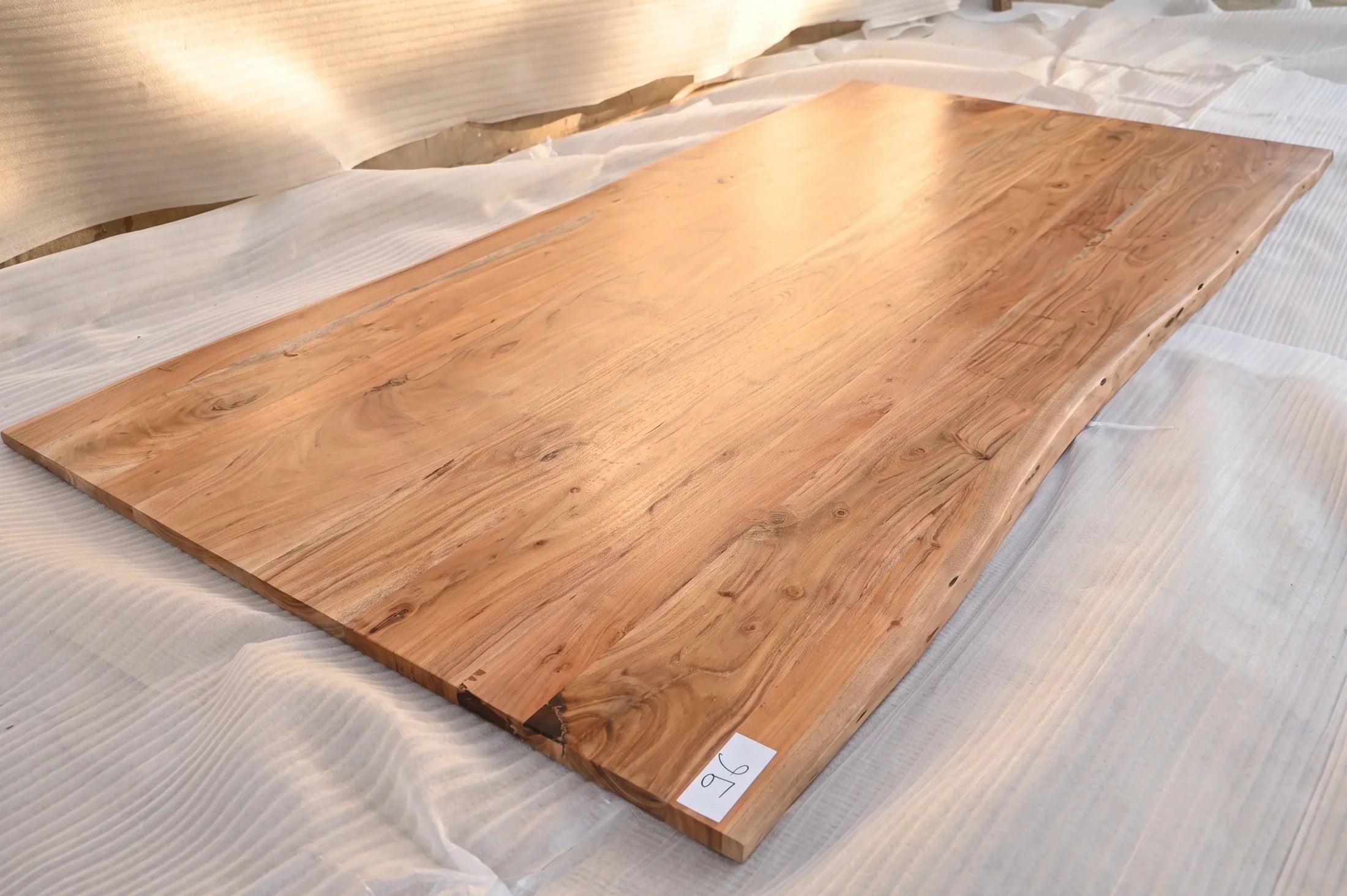 Baumkante Tischplatte Unikat 096 – Akazie 240 cm, Baumkante im Detail #Tischplatte_Unikat 096