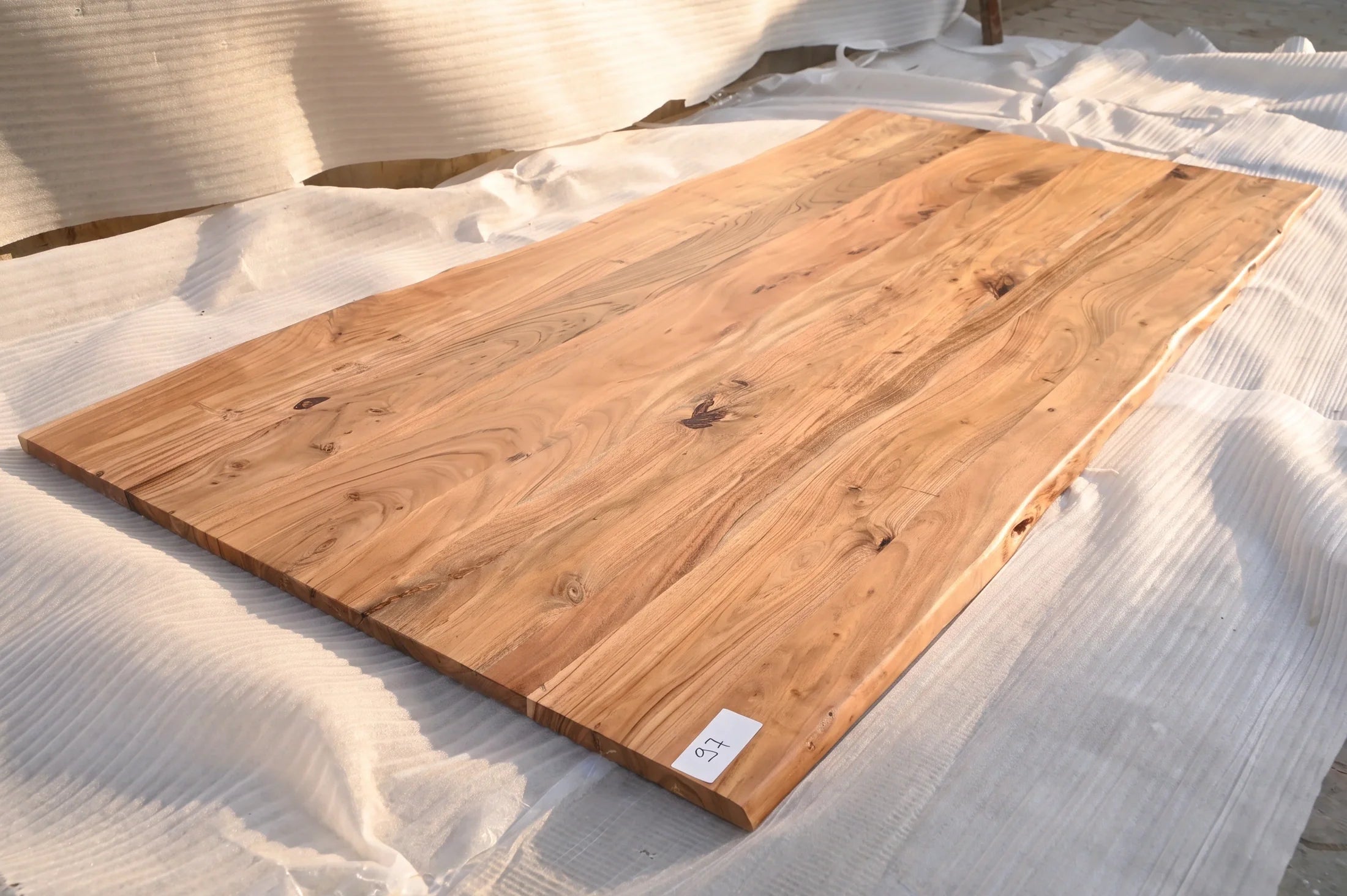 Baumkante Tischplatte Unikat 097 – Akazie 240 cm, Baumkante im Detail #Tischplatte_Unikat 097