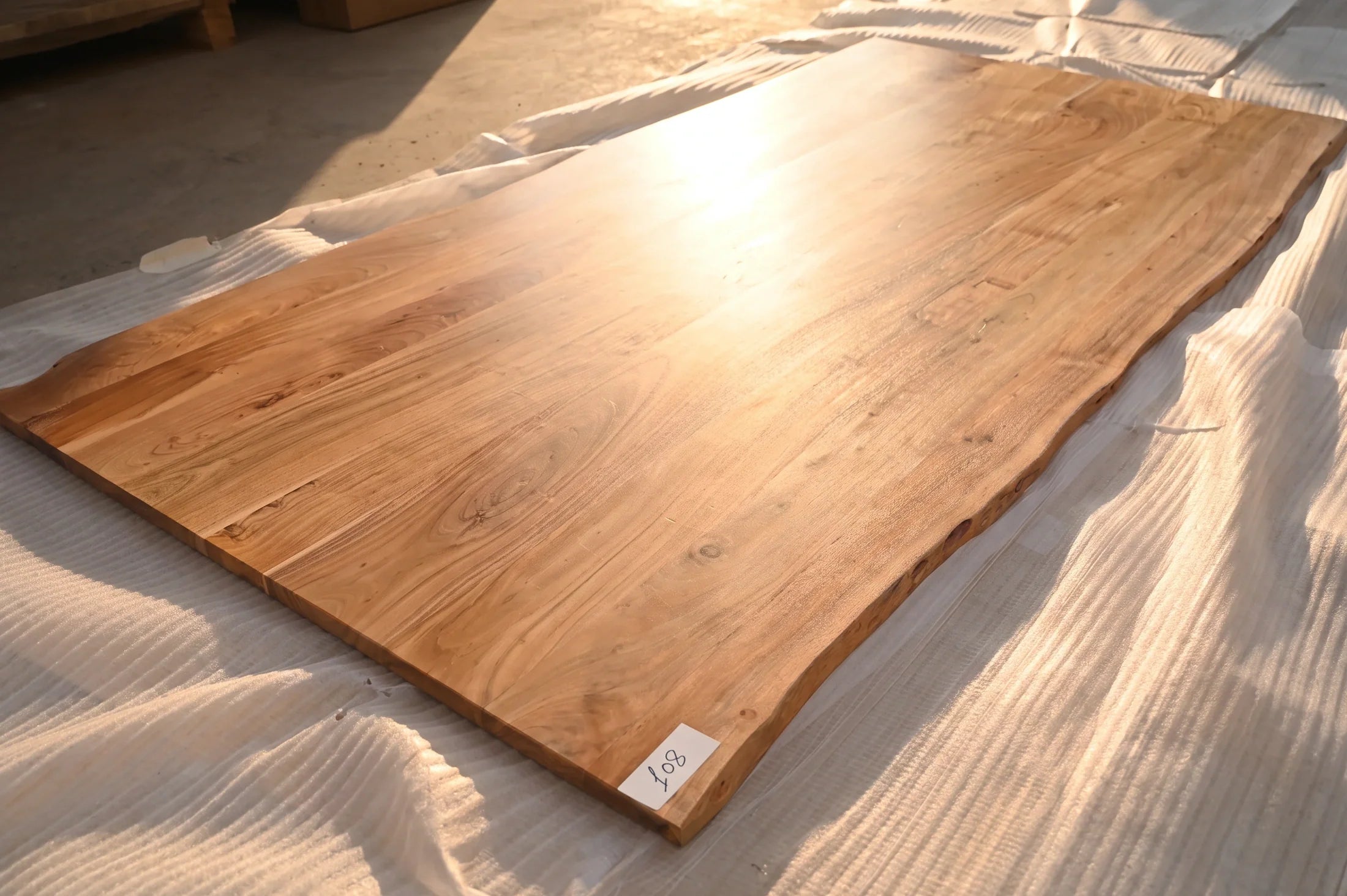 Baumkante Tischplatte Unikat 108 – Akazie 240 cm, Baumkante im Detail #Tischplatte_Unikat 108