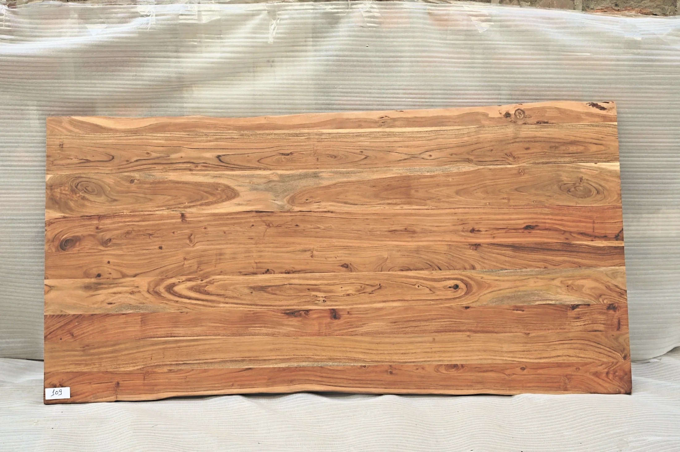 Baumkante Tischplatte Unikat 109 – Akazie 240 cm, Baumkante im Detail #Tischplatte_Unikat 109