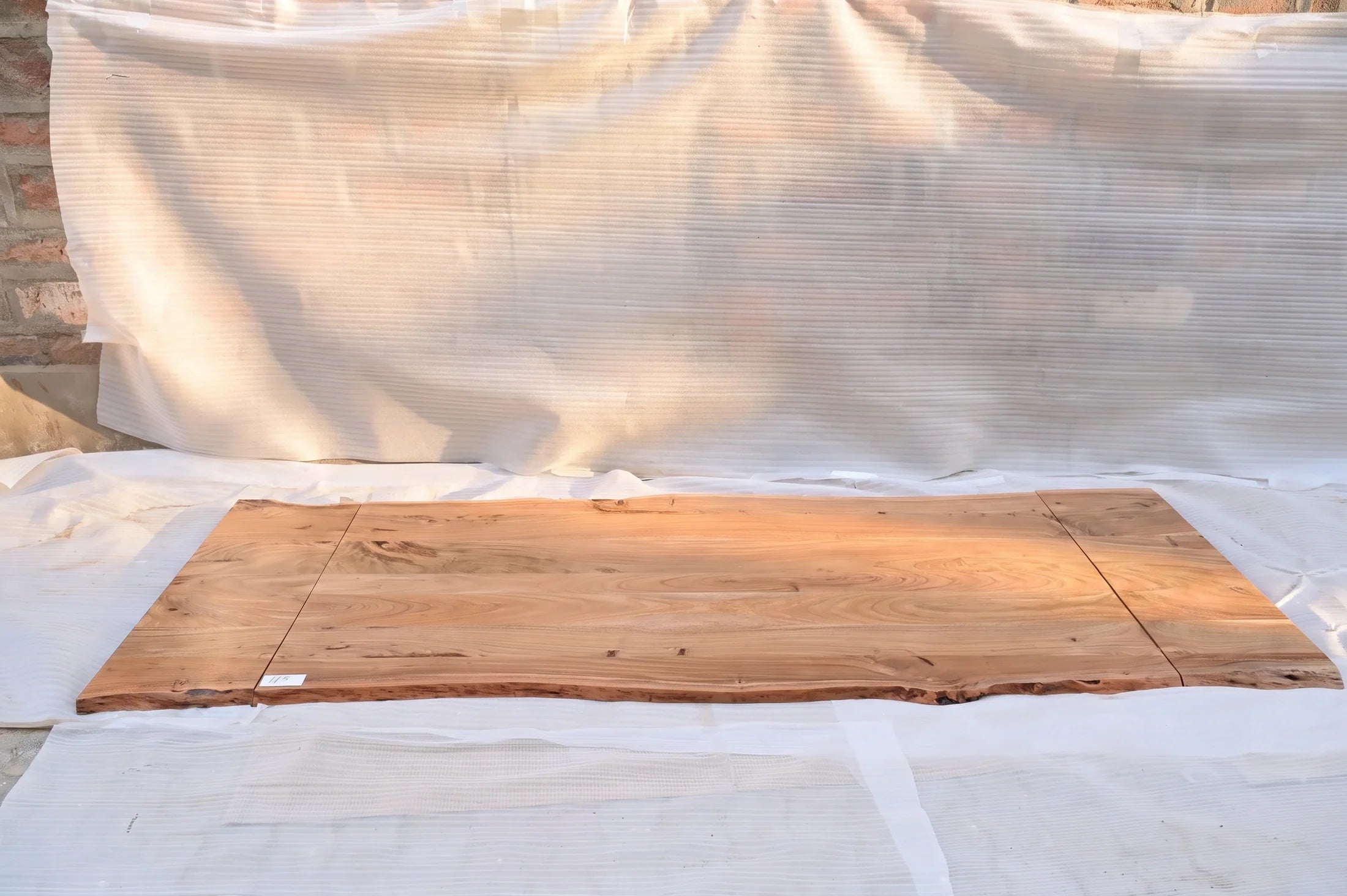 Baumkante Tischplatte Unikat 113 – Akazie 220–300 cm, Baumkante im Detail #Tischplatte_Unikat 113