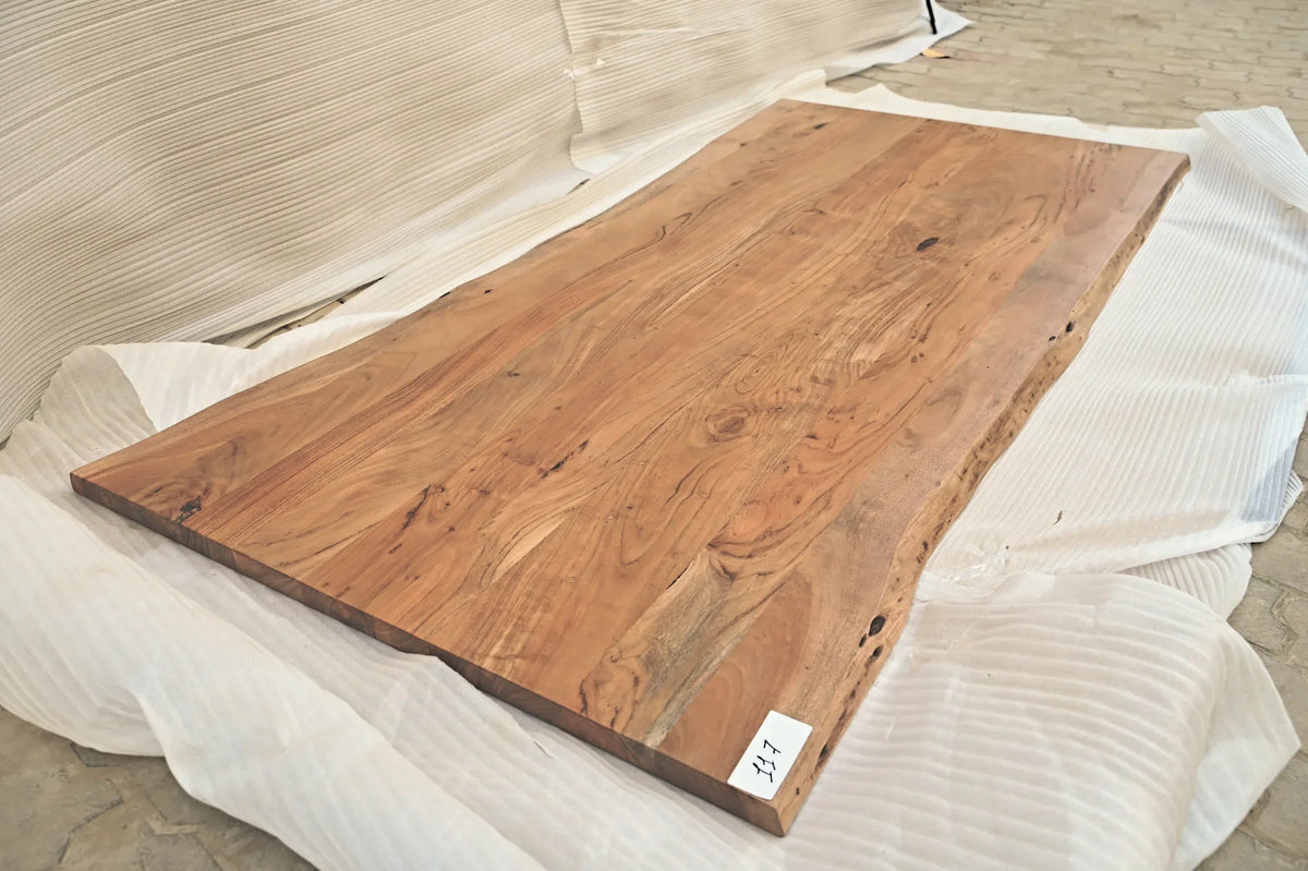 Baumkante Tischplatte Unikat 117 – Akazie 220–300 cm, Maserung im Detail #Tischplatte_Unikat 117