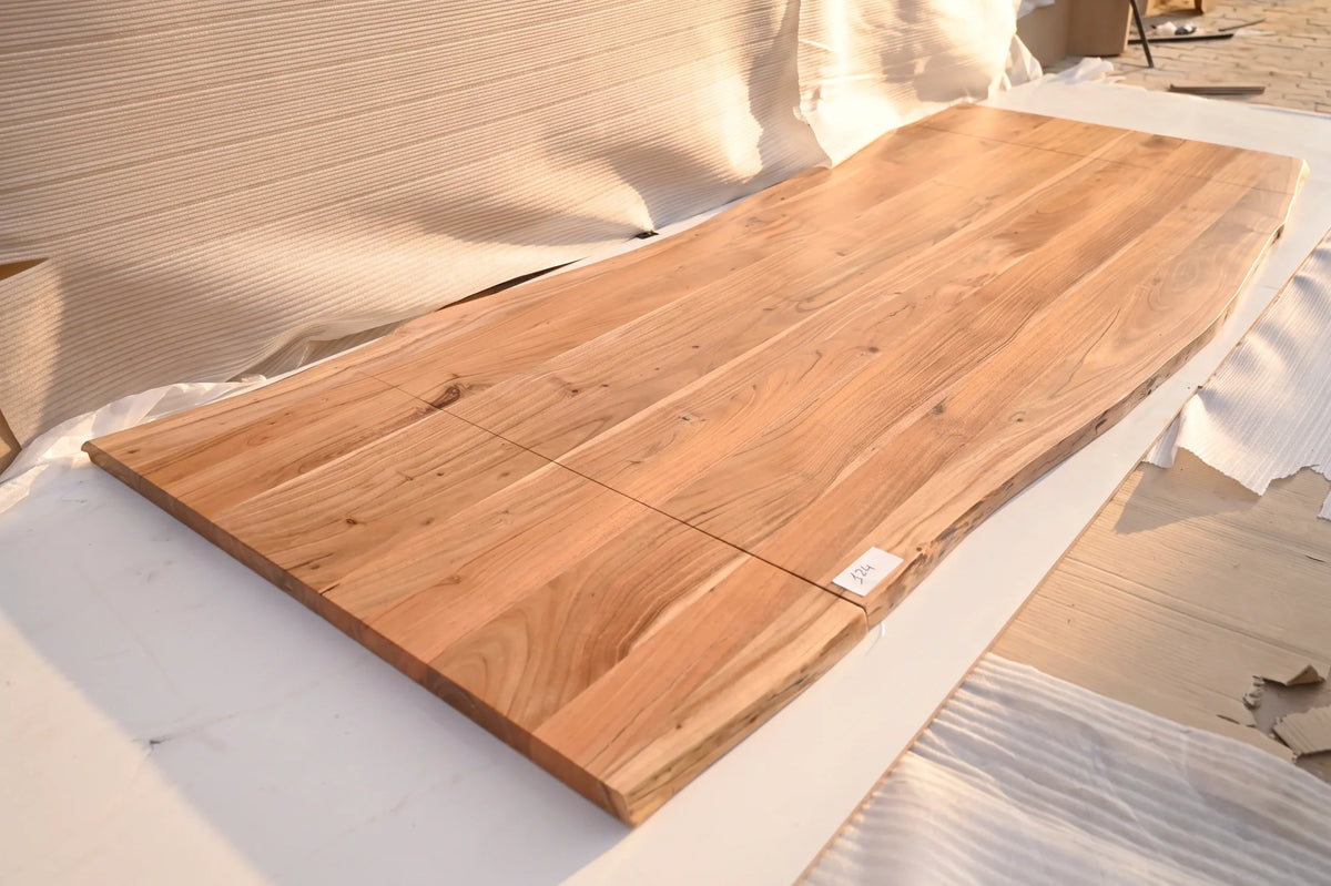 Baumkante Tischplatte Unikat 124 – Akazie 220–300 cm, Baumkante im Detail #Tischplatte_Unikat 124