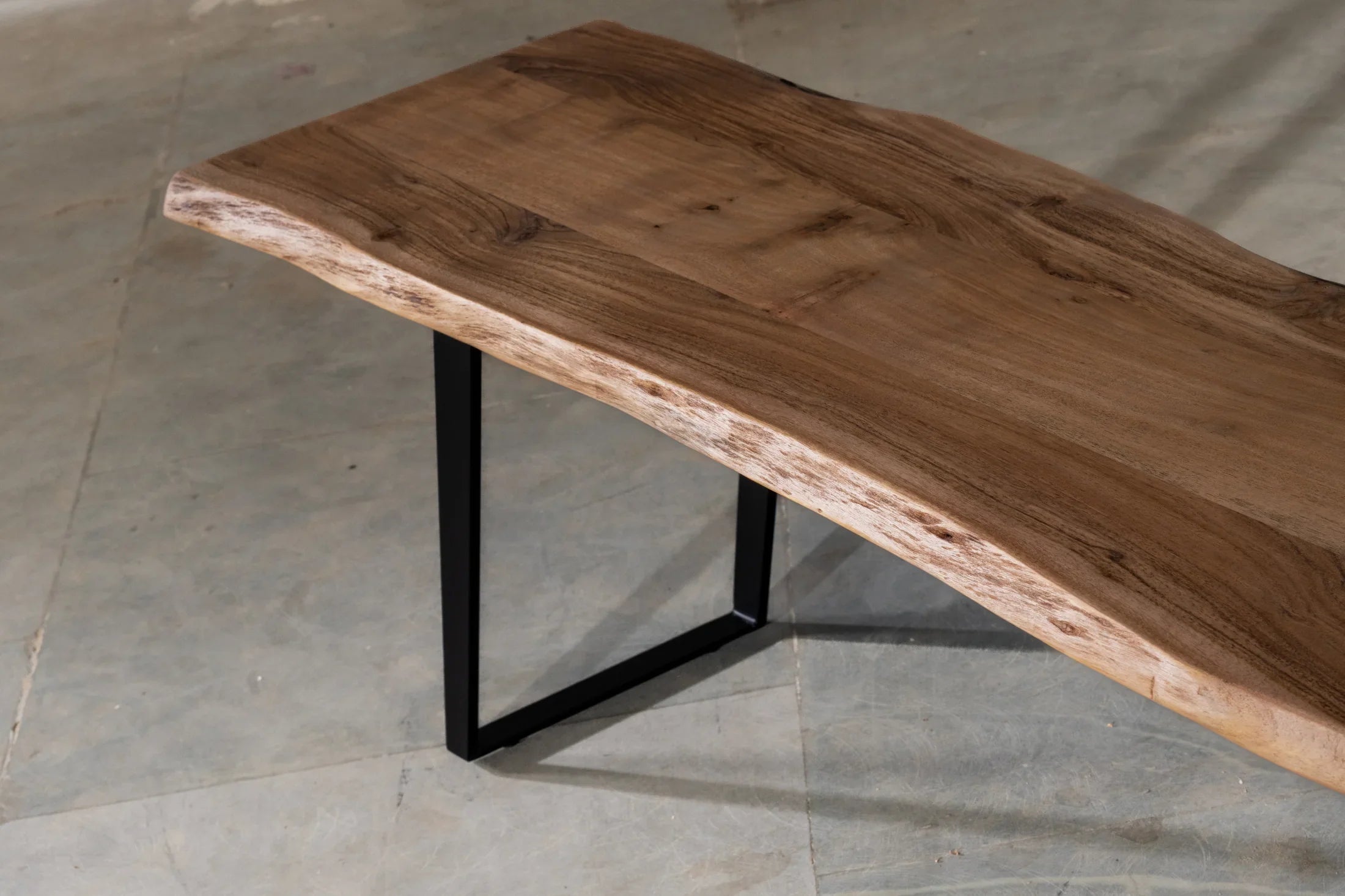 Live Edge Bank 180 cm – Akazie Massivholz