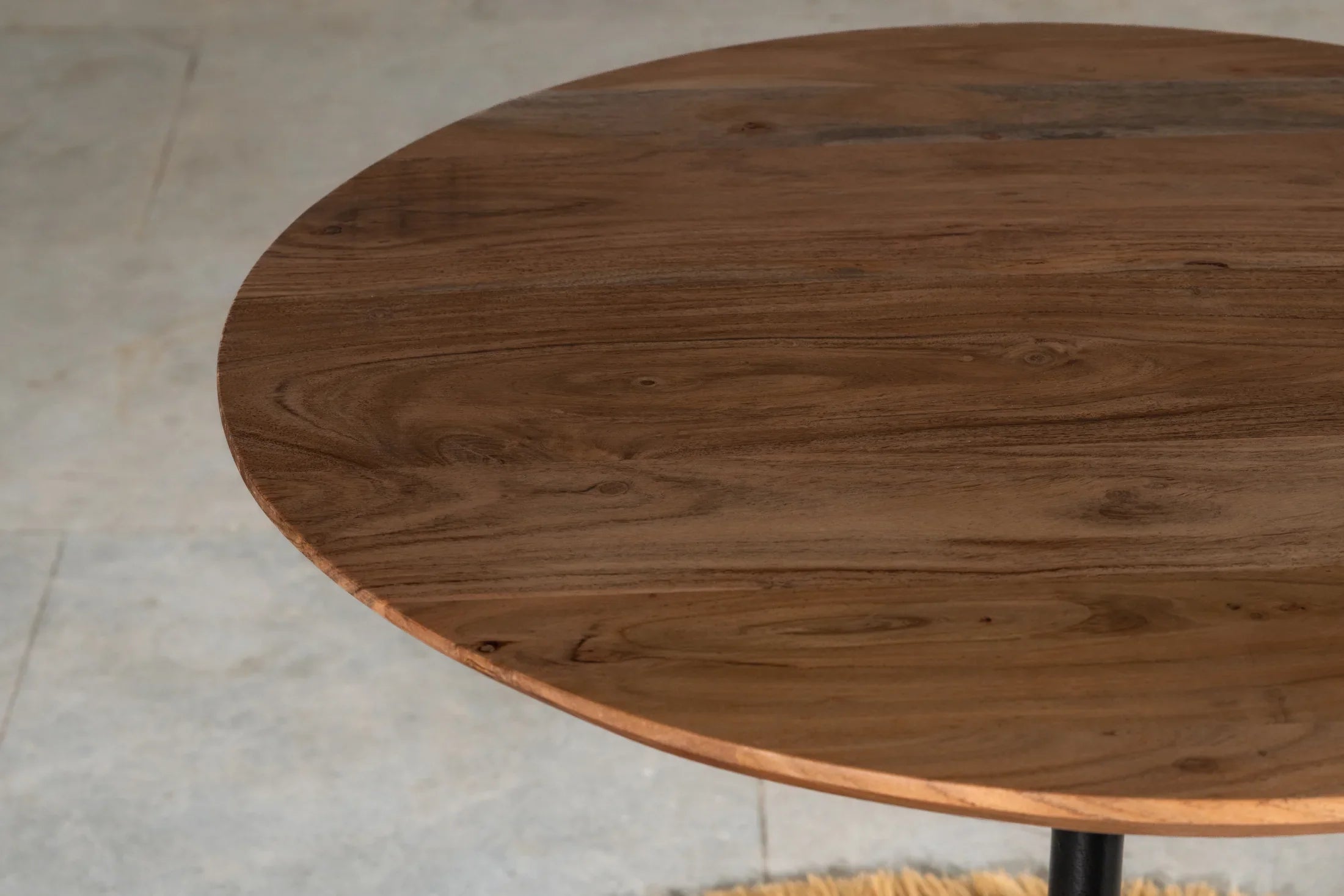 Runder Beistelltisch 75 cm Akazie – schwarzes Bein