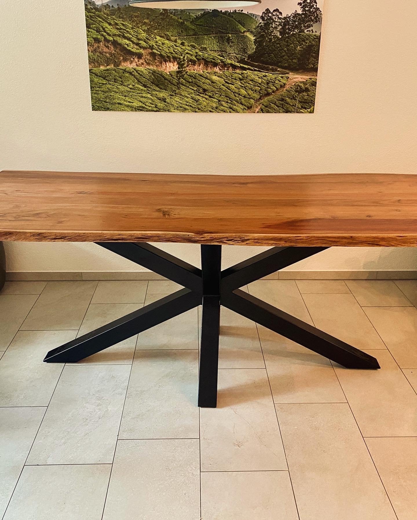 Akazienholz Tisch mit Baumkante "Wild Star"