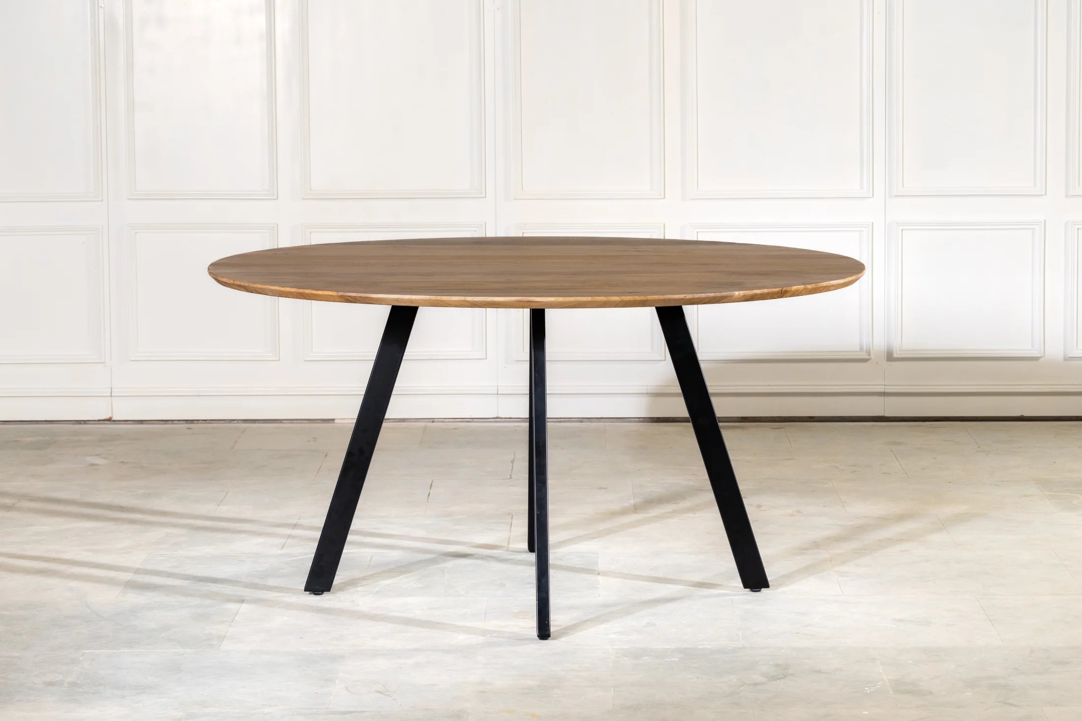 Runder Esstisch 150 cm Mango – schwarze Beine