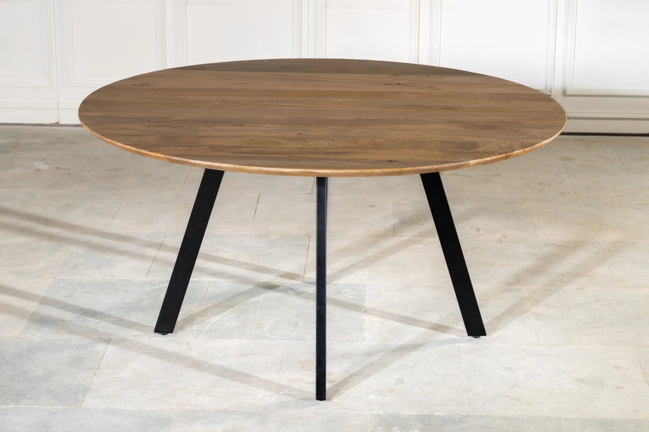 Runder Esstisch 150 cm Mango – schwarze Beine
