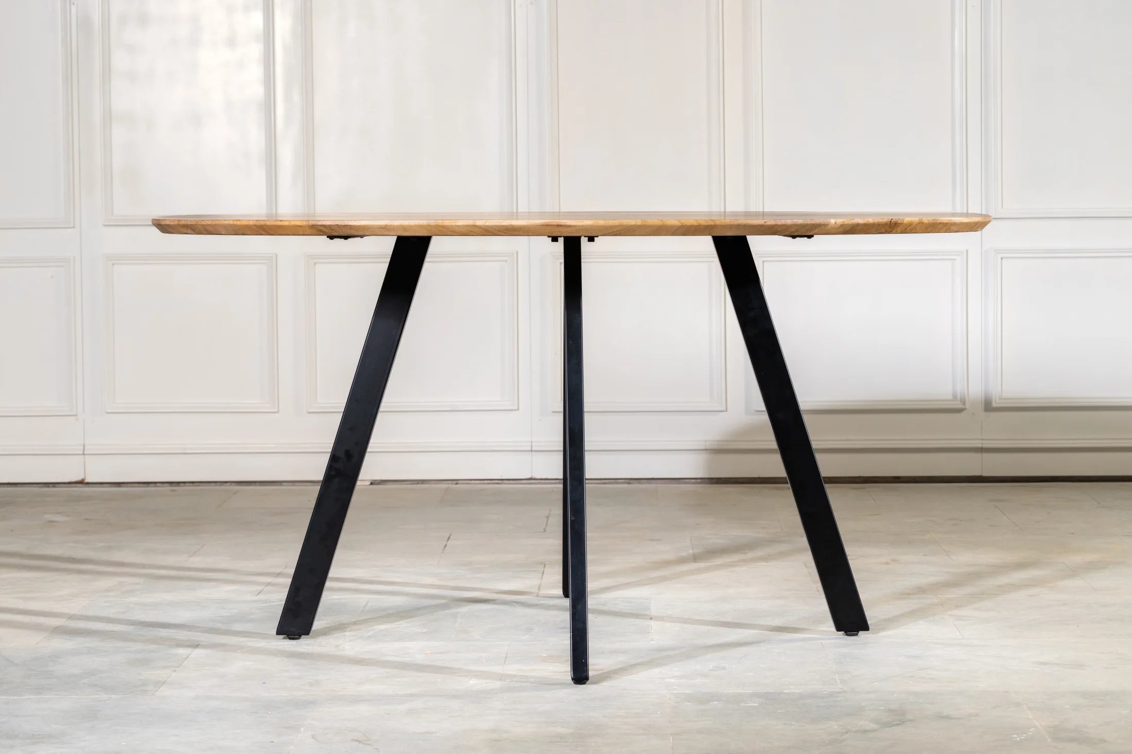 Runder Esstisch 150 cm Mango – schwarze Beine