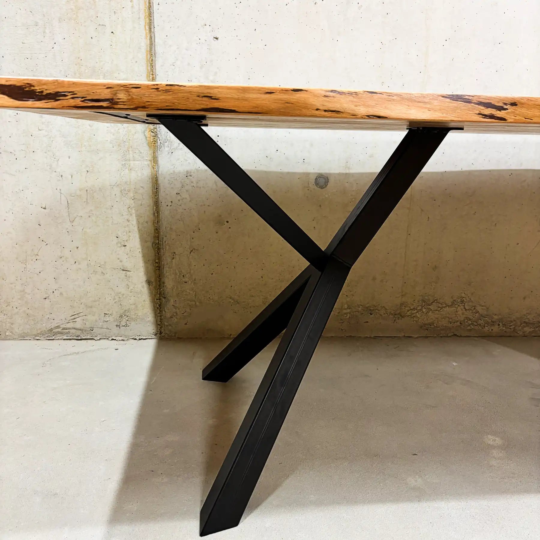 Acacia Esstisch 180 cm mit Baumkante - "The balanced X Table 180"