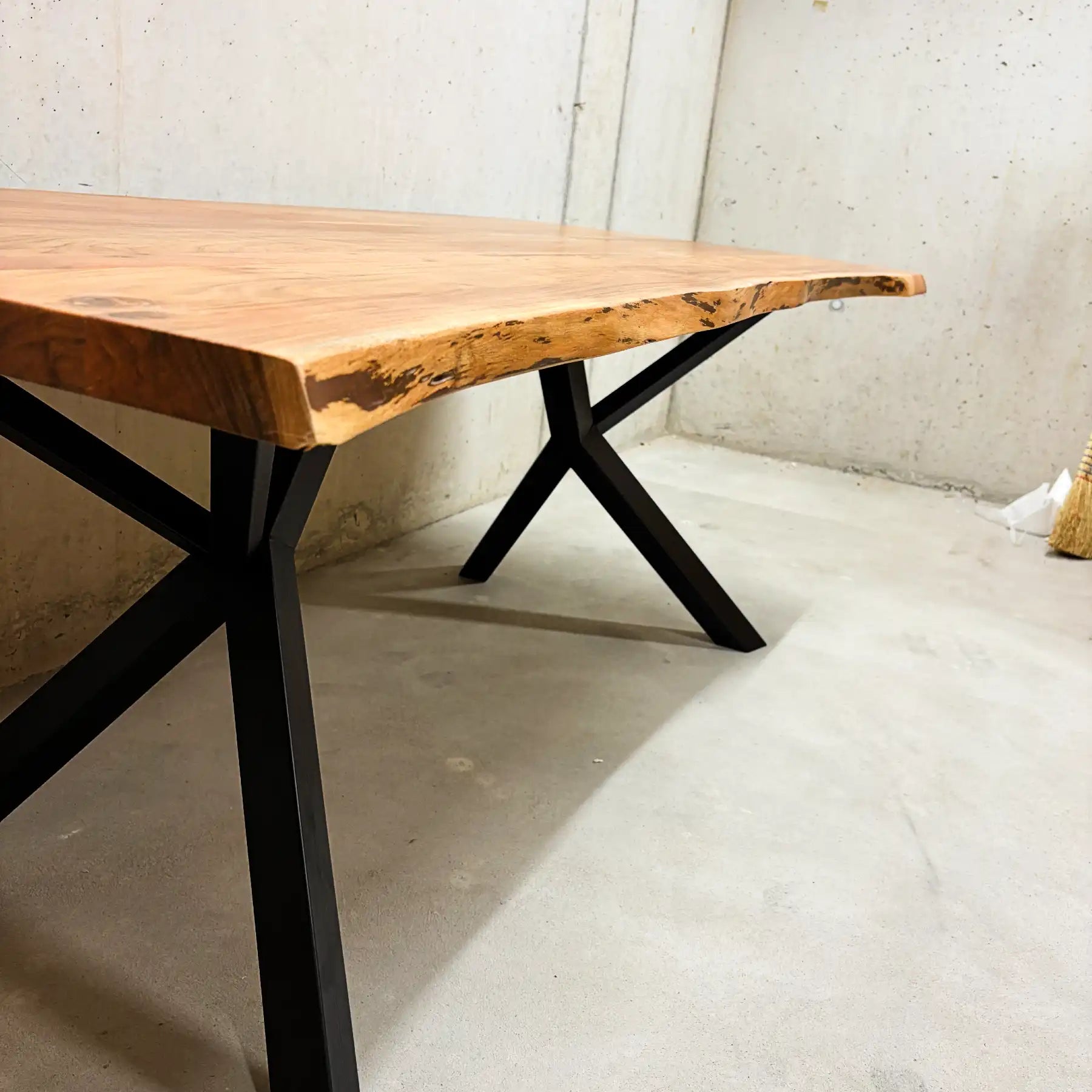 Acacia Esstisch 180 cm mit Baumkante - "The balanced X Table 180"