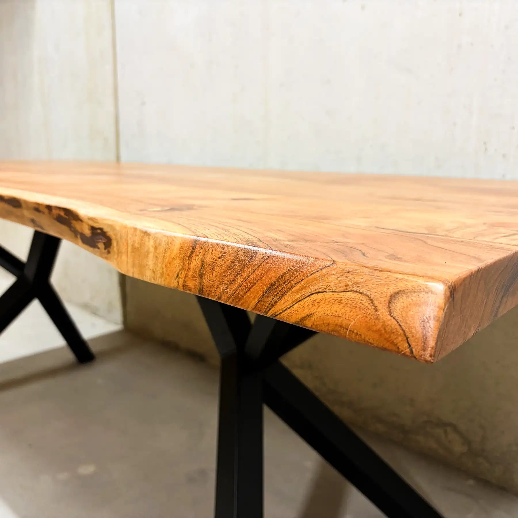 Acacia Esstisch 180 cm mit Baumkante - "The balanced X Table 180"
