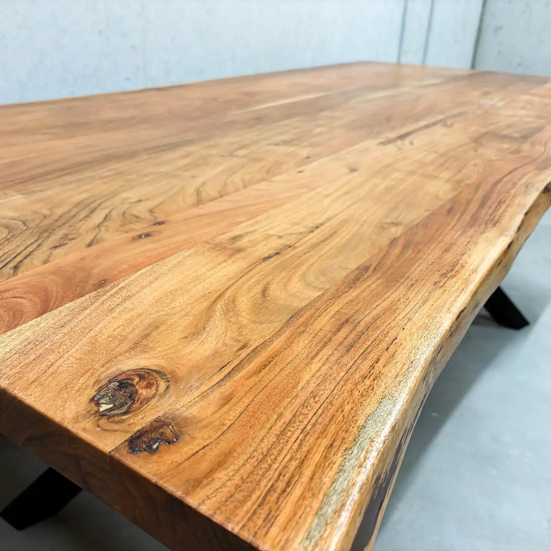 Acacia Esstisch 180 cm mit Baumkante - "The balanced X Table 180"