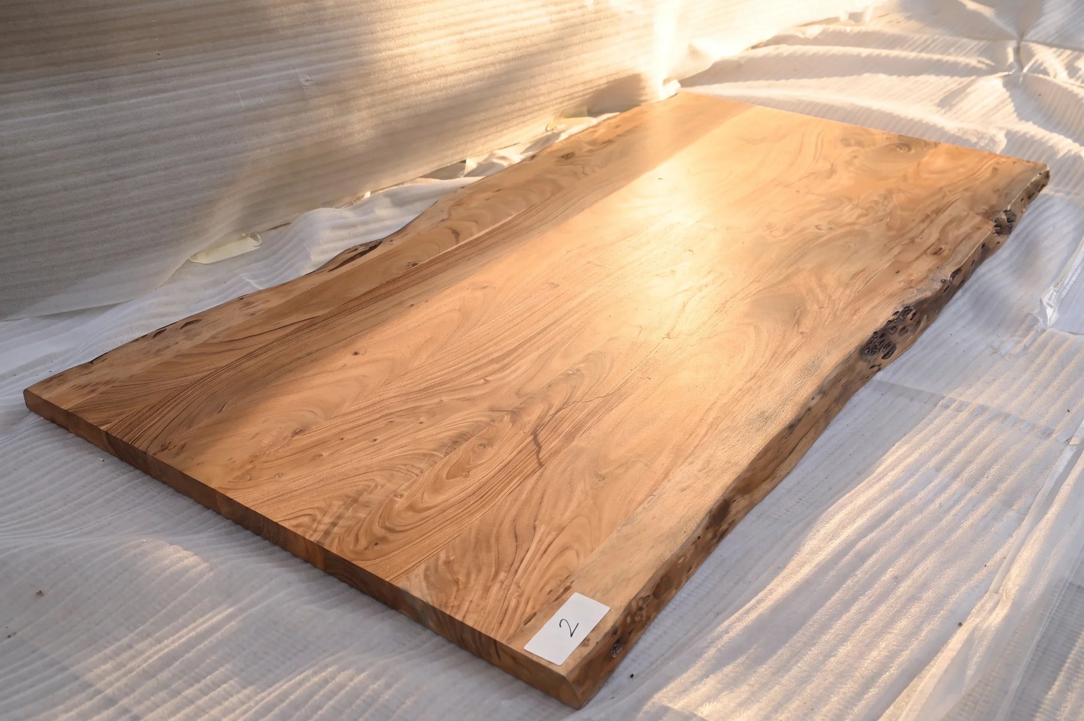 Baumkante Tischplatte Unikat 002 – Akazie 180 cm, Baumkante im Detail #Tischplatte_Unikat 002