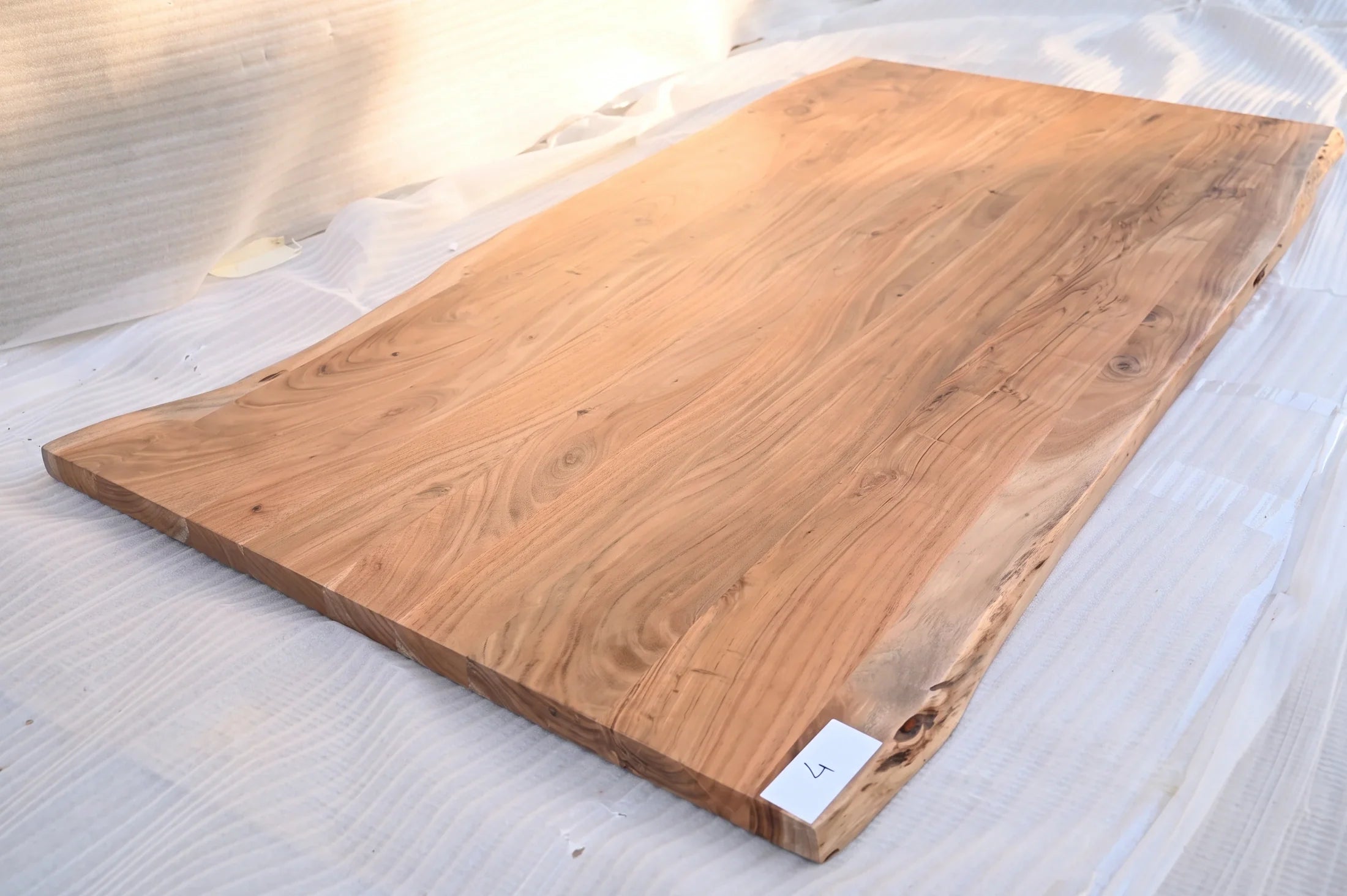 Baumkante Tischplatte Unikat 004 – Akazie 180 cm, Baumkante im Detail #Tischplatte_Unikat 004