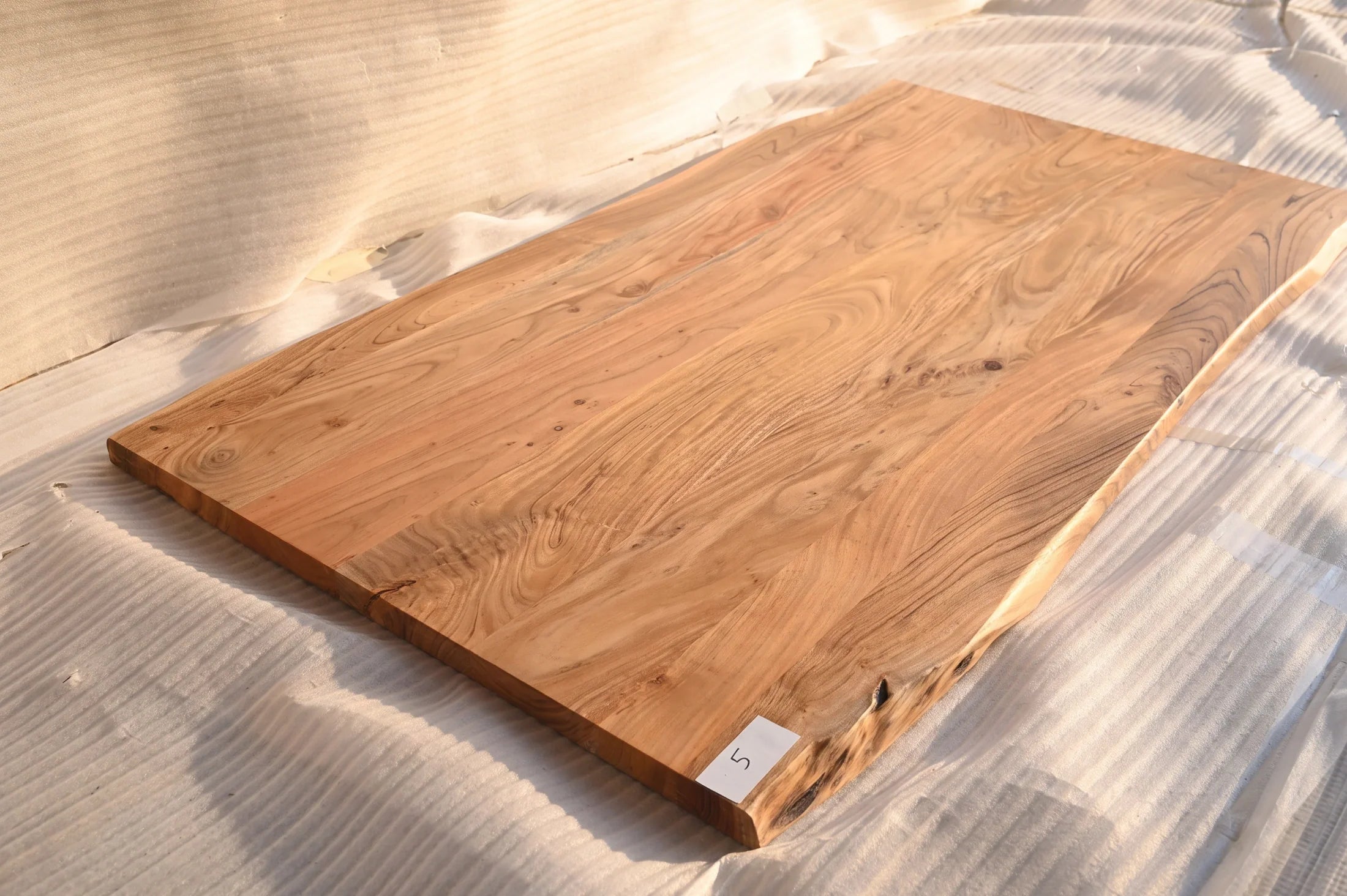 Baumkante Tischplatte Unikat 005 – Akazie 180 cm, Baumkante im Detail #Tischplatte_Unikat 005