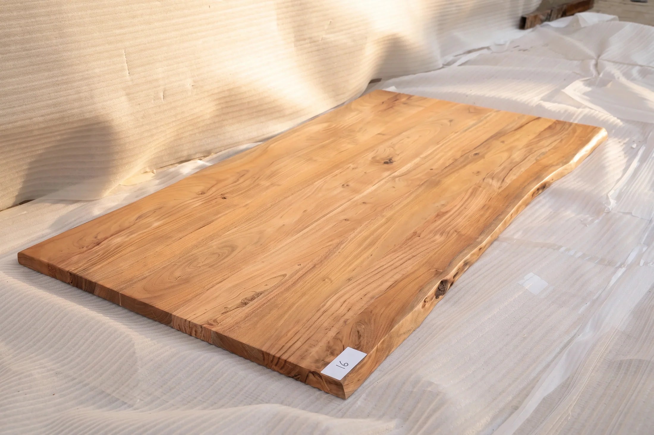 Baumkante Tischplatte Unikat 008 – Akazie 180 cm, Baumkante im Detail #Tischplatte_Unikat 008