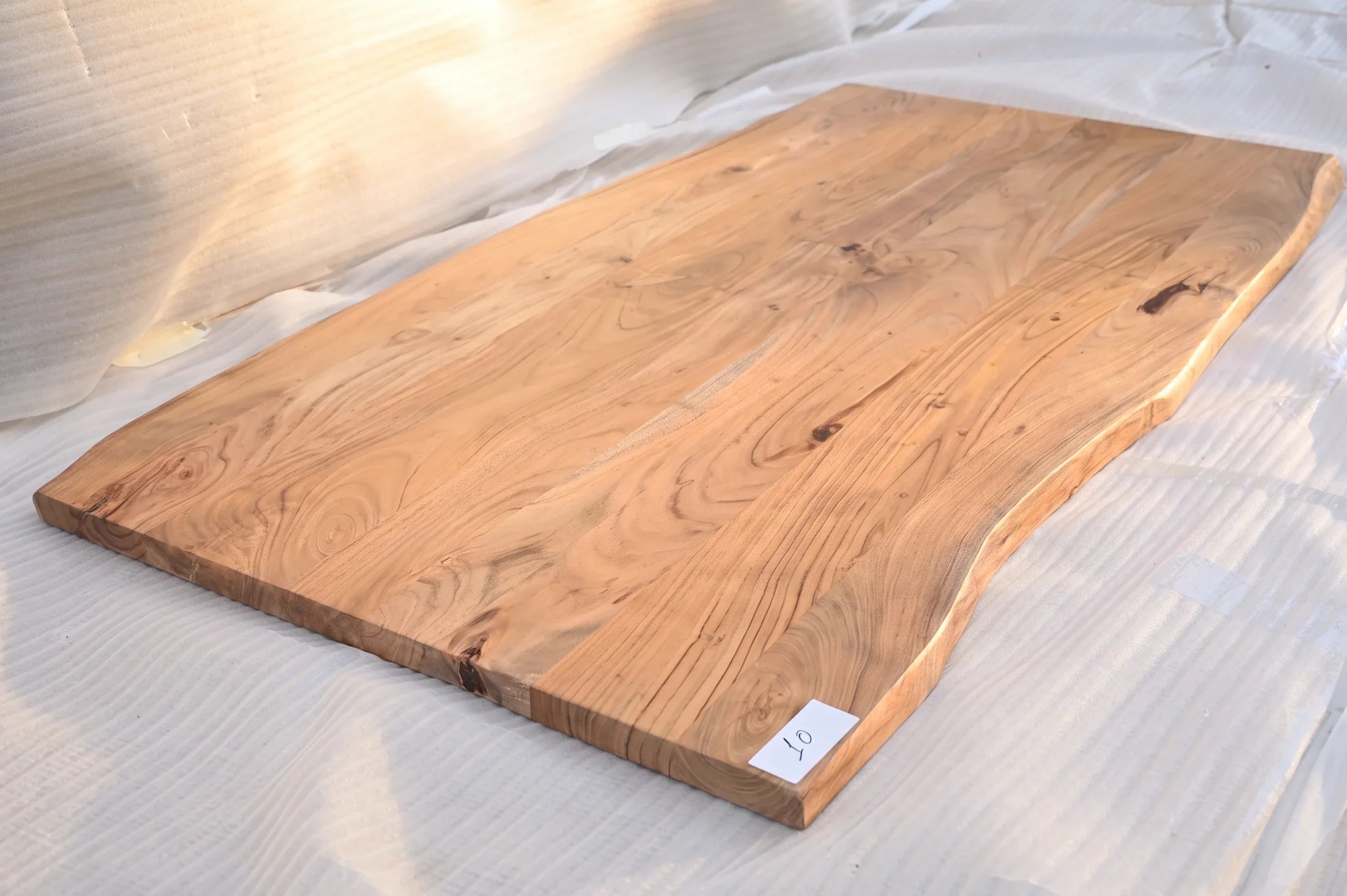 Baumkante Tischplatte Unikat 010 – Akazie 180 cm, Baumkante im Detail #Tischplatte_Unikat 010