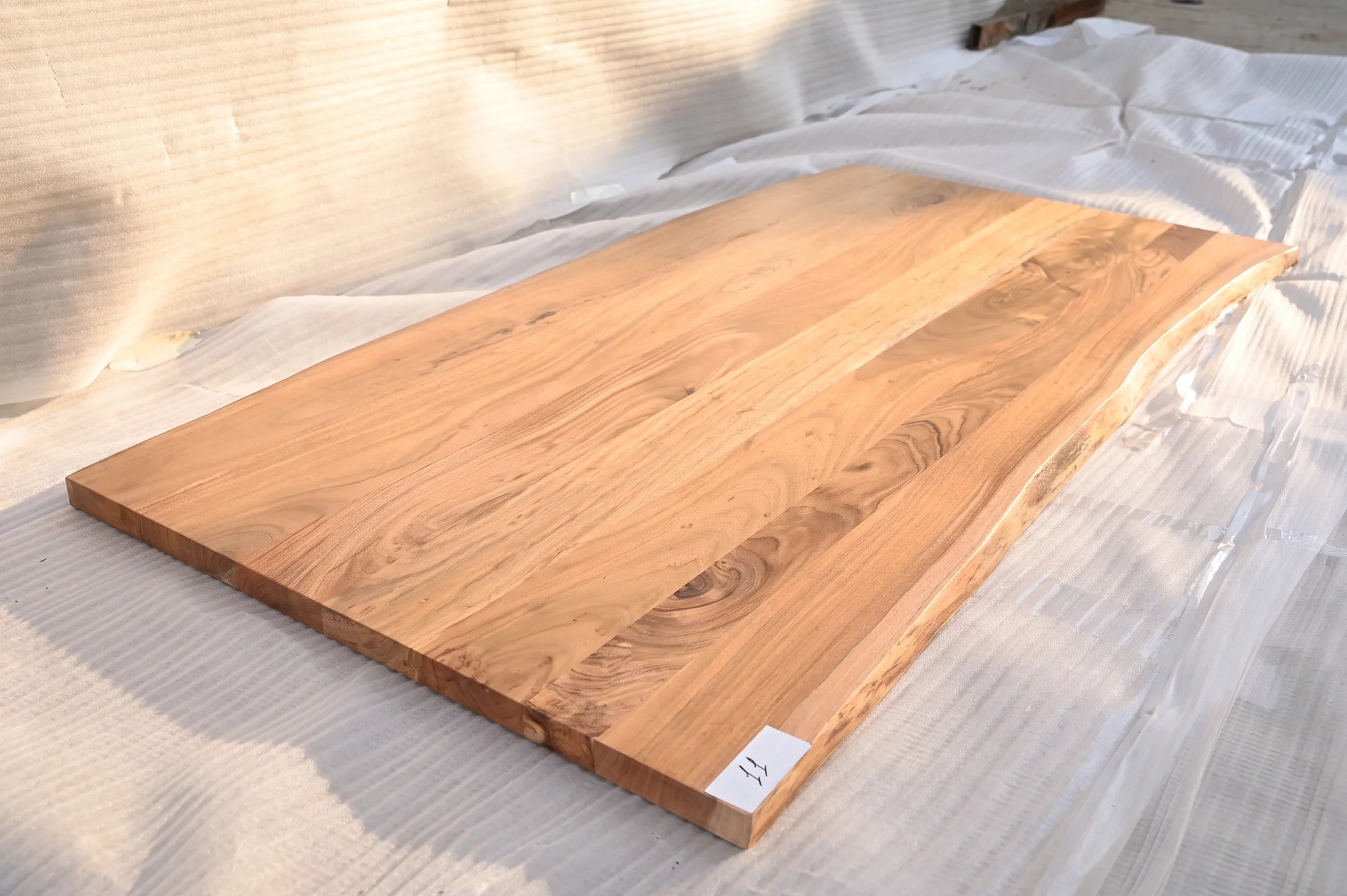 Baumkante Tischplatte Unikat 011 – Akazie 180 cm, Baumkante im Detail #Tischplatte_Unikat 011