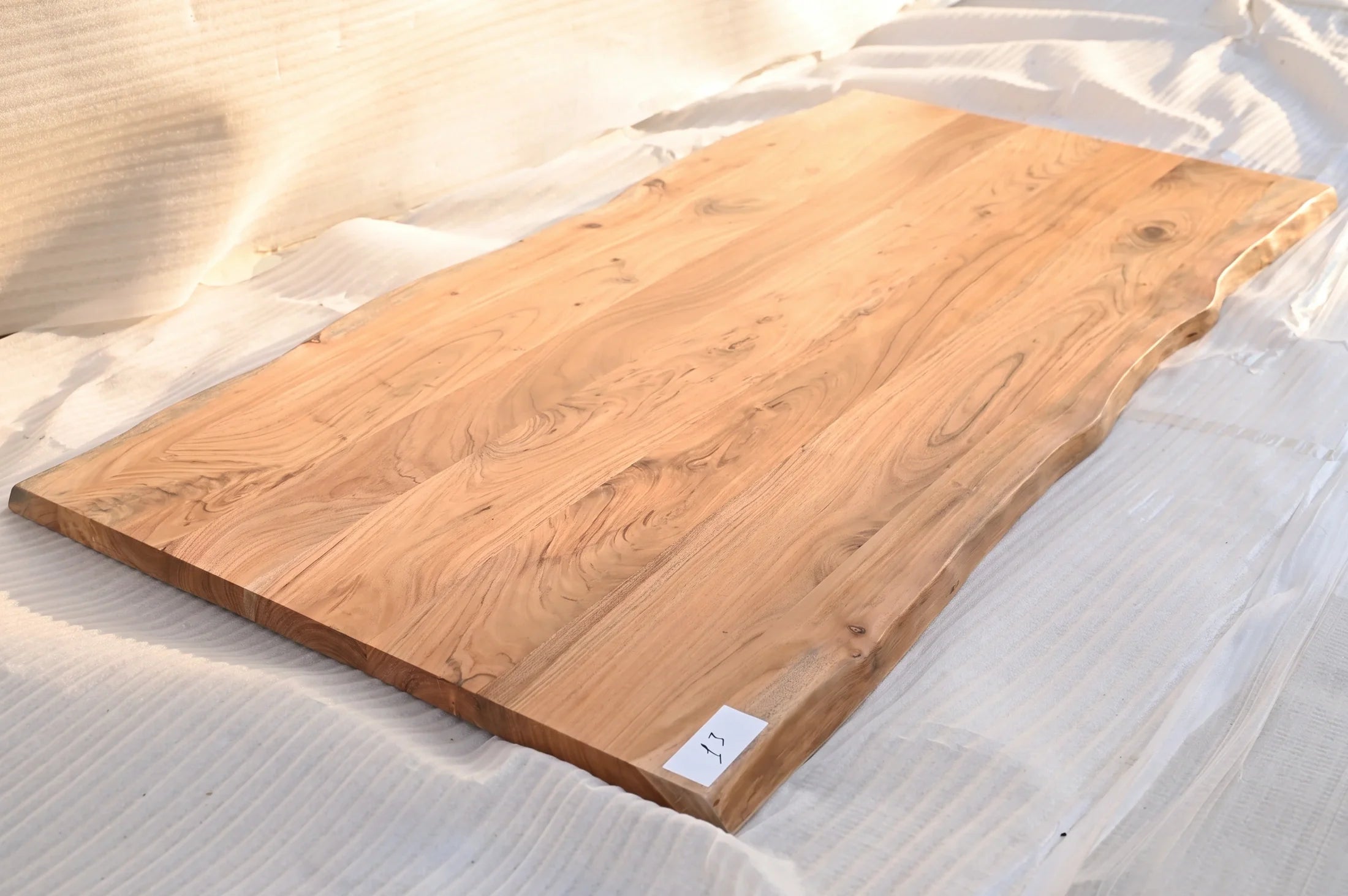Baumkante Tischplatte Unikat 013 – Akazie 180 cm, Baumkante im Detail #Tischplatte_Unikat 013